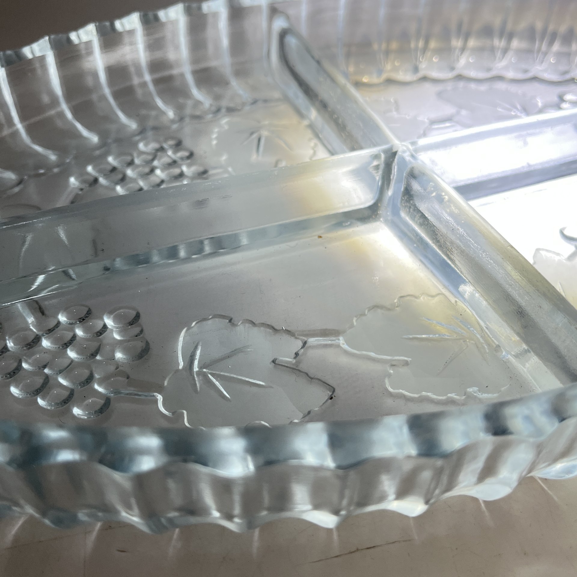 Большая менажница с декором в виде винограда