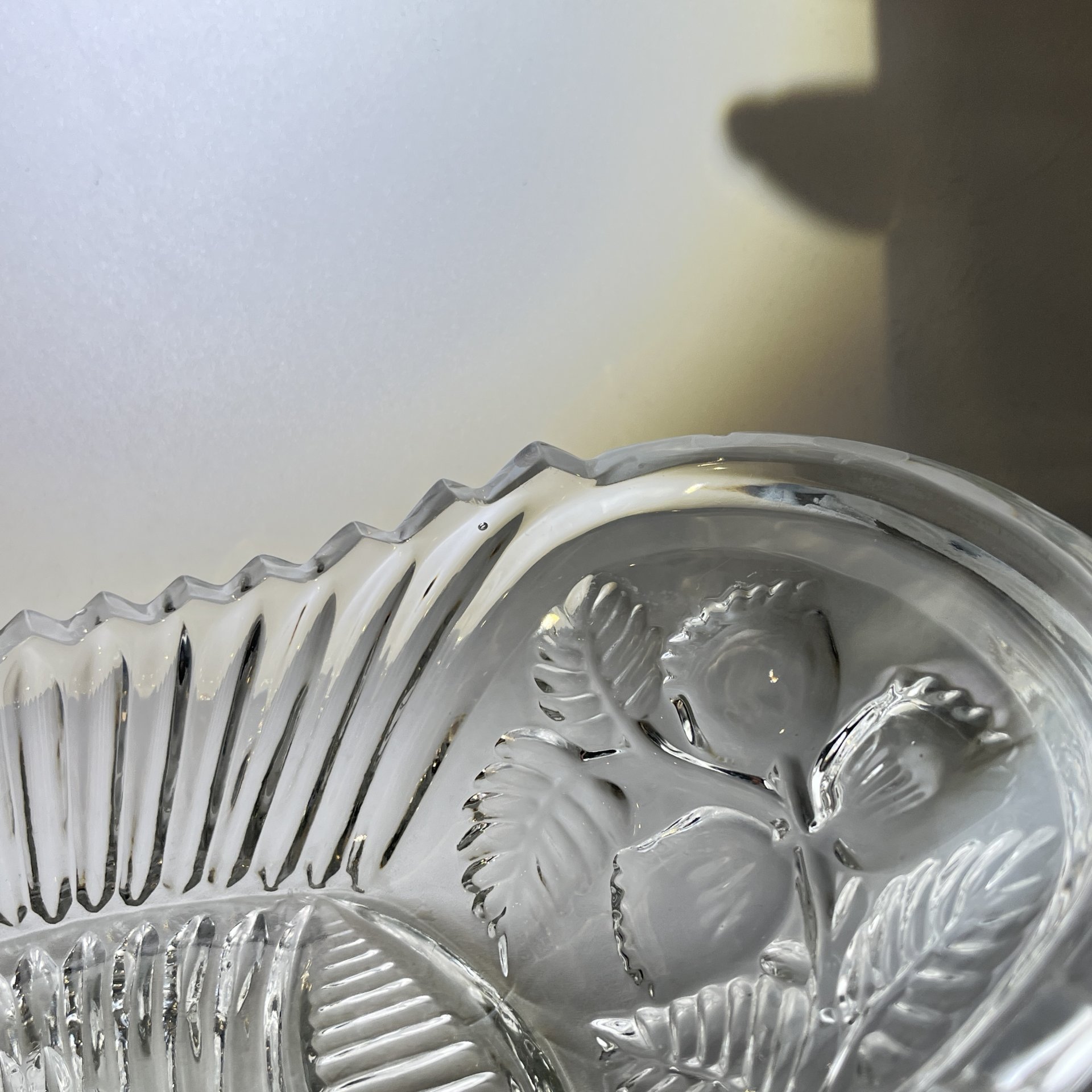 Салатник небольшой необычной формы с цветочным декором, хрусталь, пресс, СССР, 1970-1990 гг.