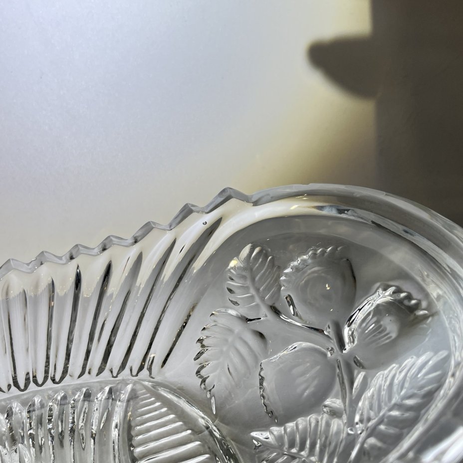 Салатник небольшой необычной формы с цветочным декором