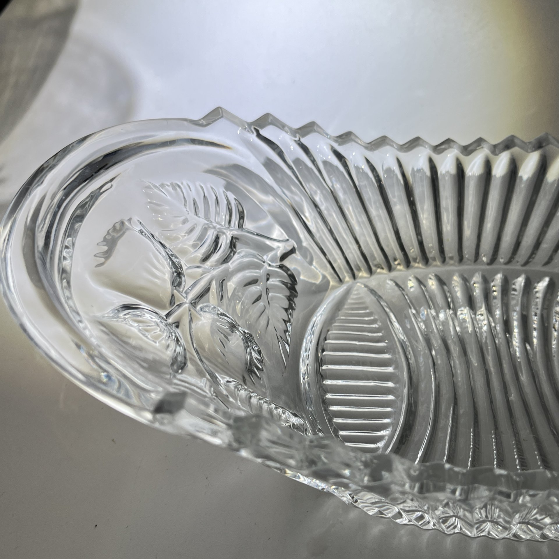 Салатник небольшой необычной формы с цветочным декором, хрусталь, пресс, СССР, 1970-1990 гг.