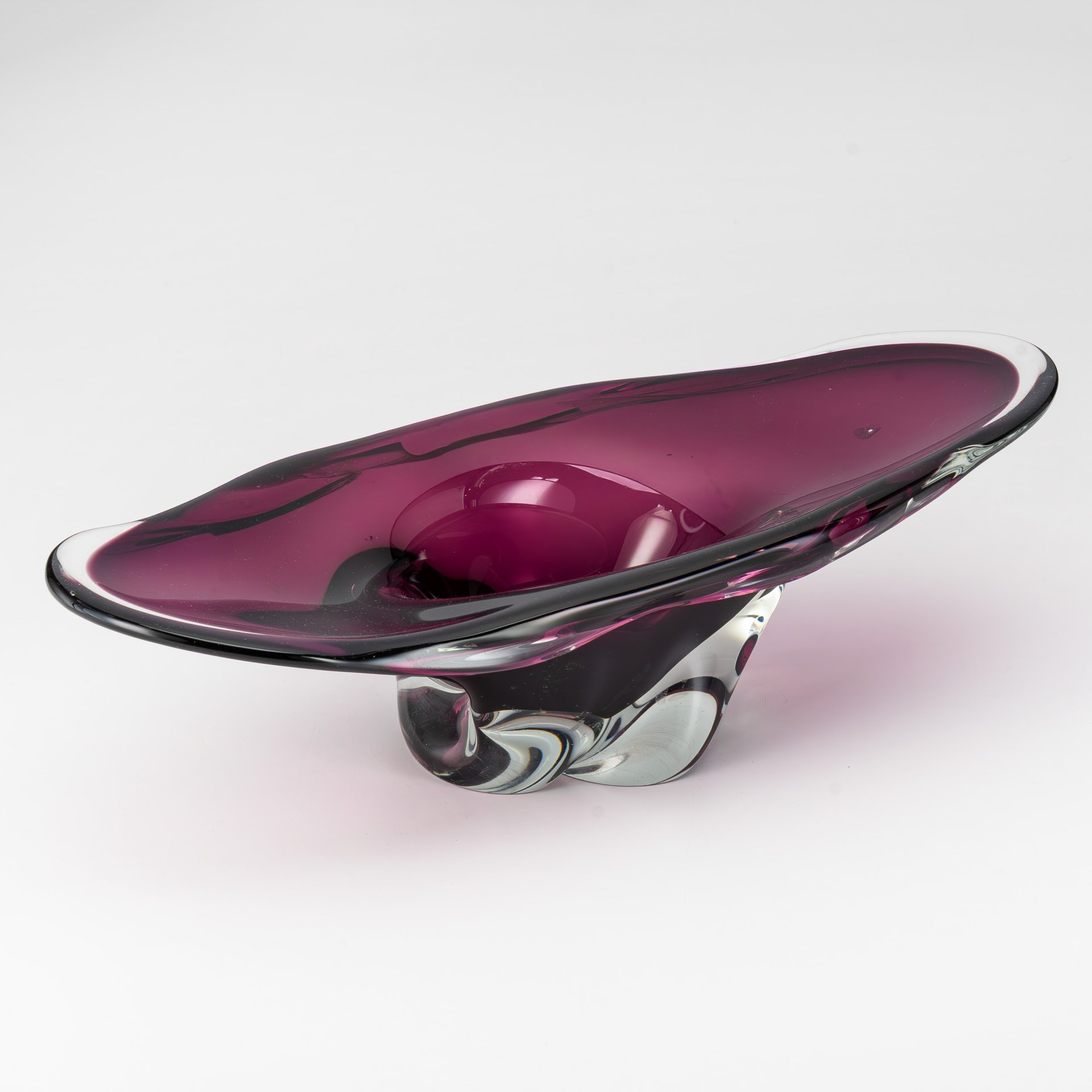 Ваза-фруктовница фиолетового оттенка