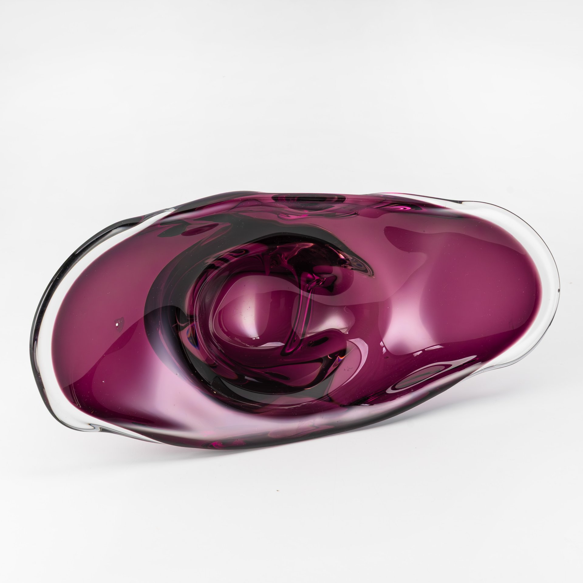 Ваза-фруктовница фиолетового оттенка