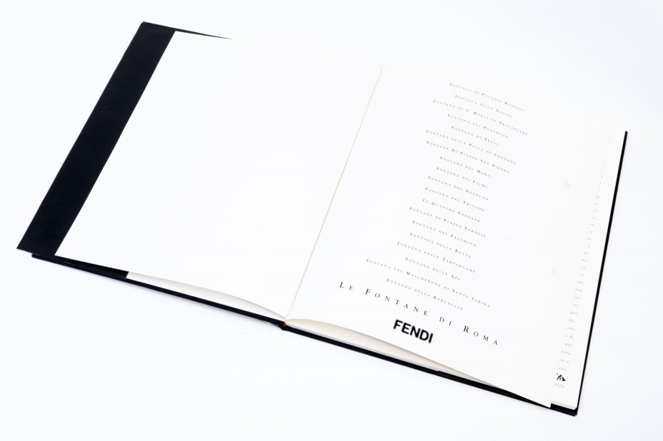 Книга " Le Fontane di Roma" (Фонтаны Рима) подарочное издание  на трех языках (итальянском, английском и японском), суперобложка, бумага, печать, Издательство "Fendi" 1900 г.