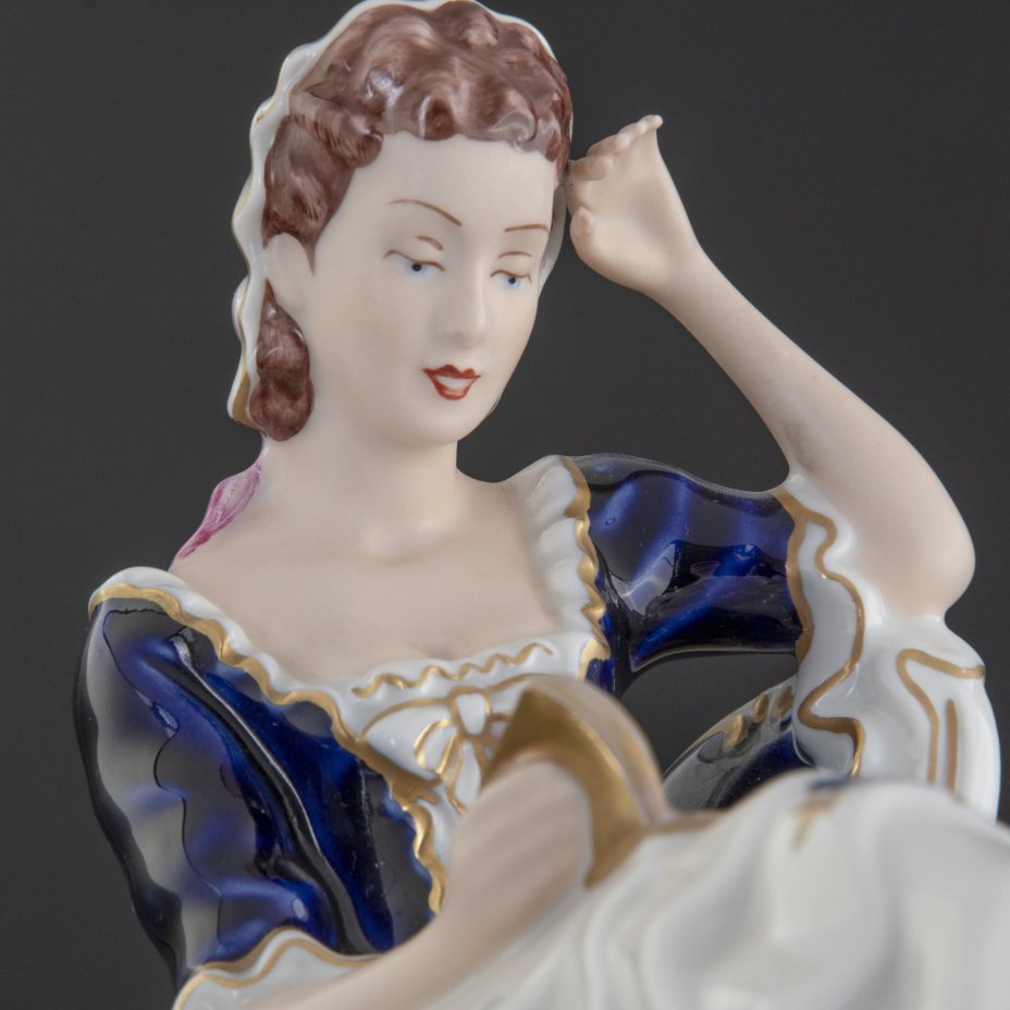 Статуэтка "Дама с книгой" (автор модели Элли Стробах Кениг), Royal Dux