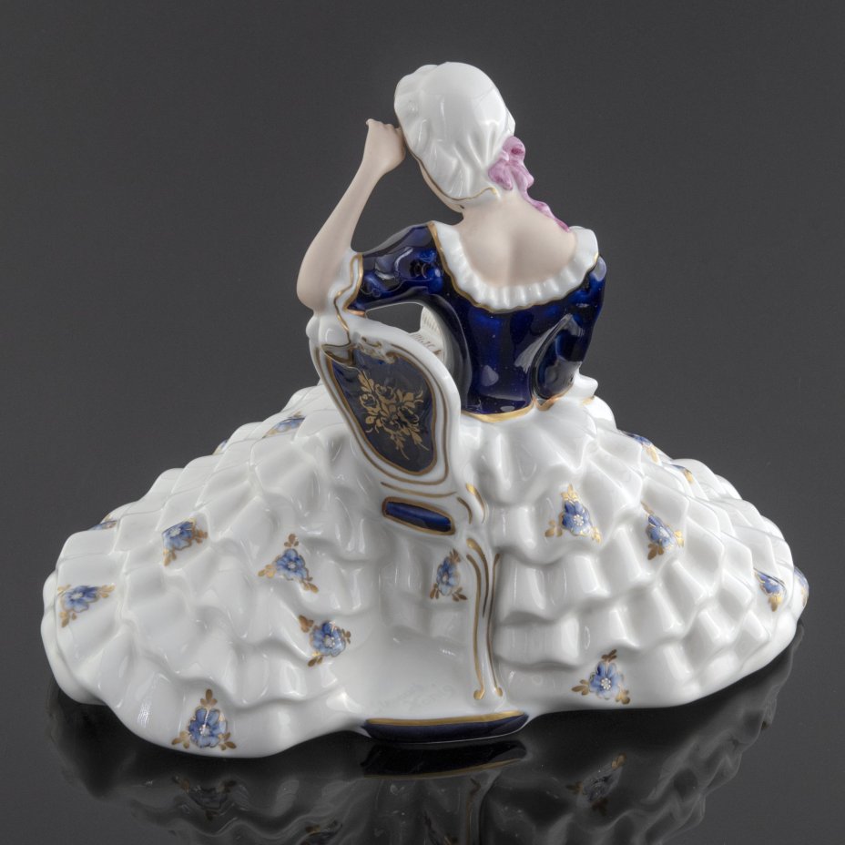 Статуэтка "Дама с книгой" (автор модели Элли Стробах Кениг), Royal Dux