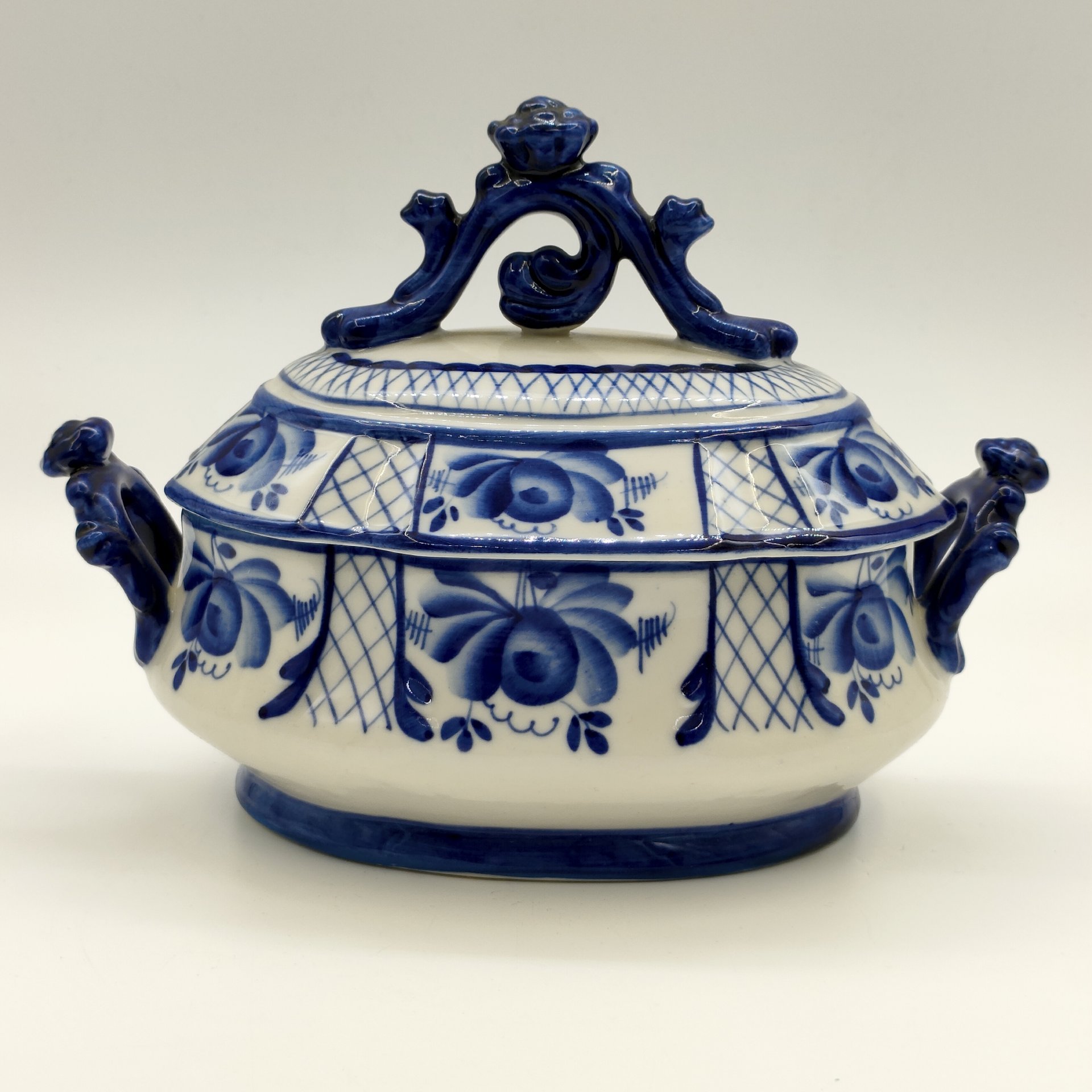 Сахарница (конфетница) овальной формы, фарфор, роспись, Объединение «Гжель», СССР, 1972-1985 гг.