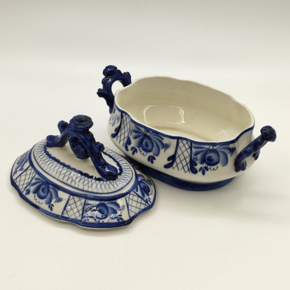 Сахарница (конфетница) овальной формы, фарфор, роспись, Объединение «Гжель», СССР, 1972-1985 гг.