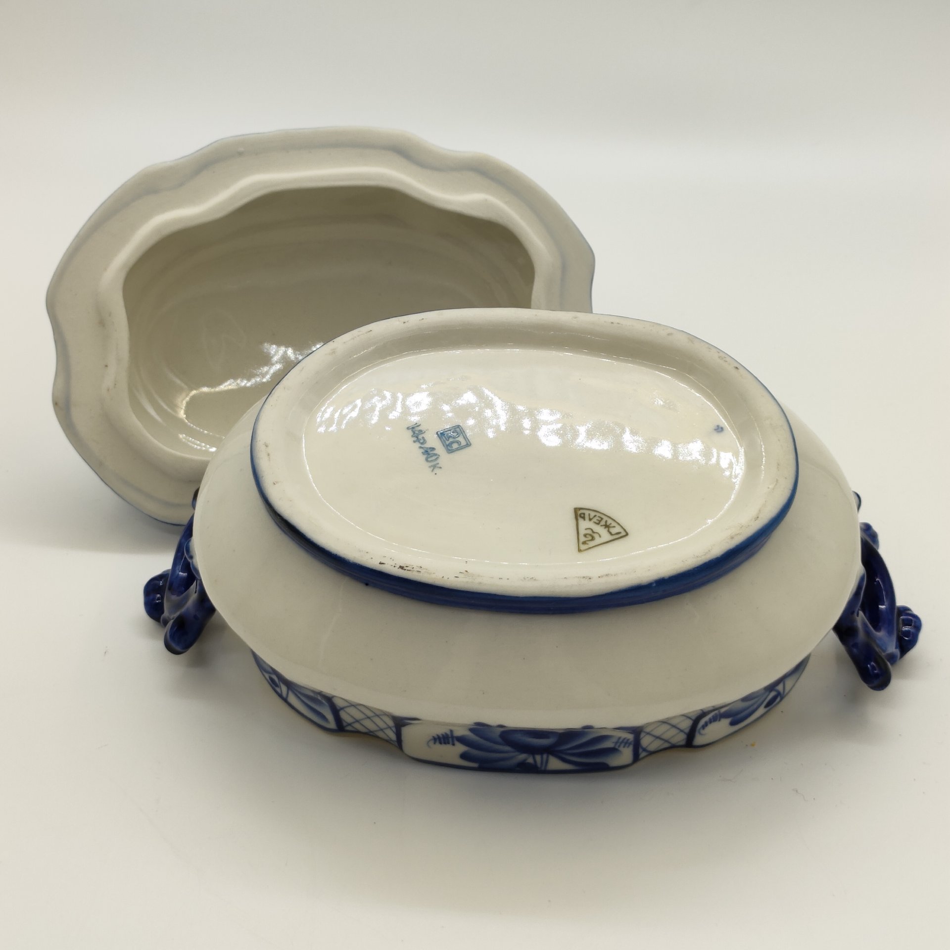 Сахарница (конфетница) овальной формы, фарфор, роспись, Объединение «Гжель», СССР, 1972-1985 гг.