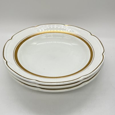 Набор из 3 суповых тарелок с фигурным краем и декором в виде золотой каймы, фаянс, золочение, Конаковский фаянсовый завод им. М.И. Калинина (ЗиК Конаково), СССР, 1960-1990 гг.