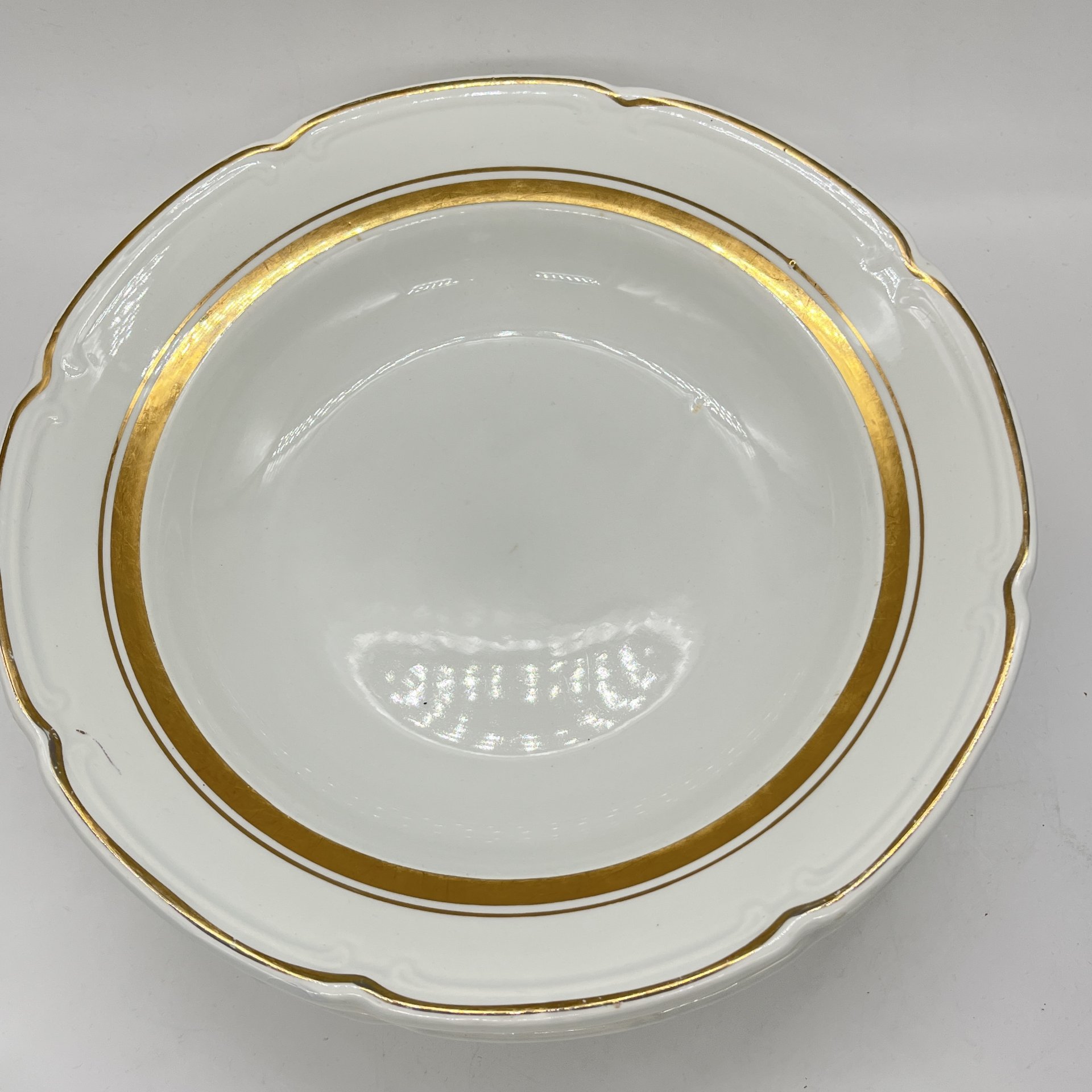 Набор из 3 суповых тарелок с фигурным краем и декором в виде золотой каймы, фаянс, золочение, Конаковский фаянсовый завод им. М.И. Калинина (ЗиК Конаково), СССР, 1960-1990 гг.