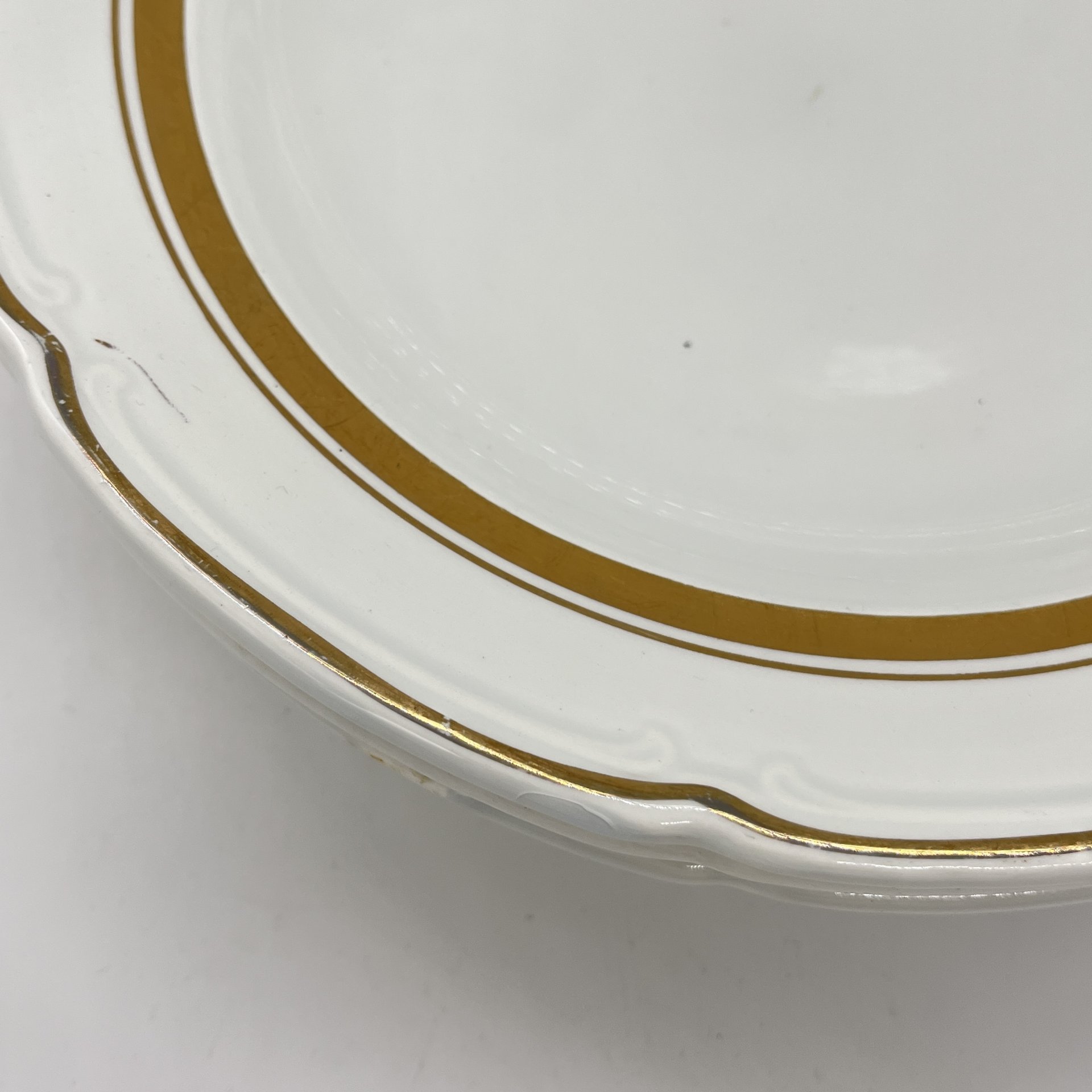 Набор из 3 суповых тарелок с фигурным краем и декором в виде золотой каймы, фаянс, золочение, Конаковский фаянсовый завод им. М.И. Калинина (ЗиК Конаково), СССР, 1960-1990 гг.