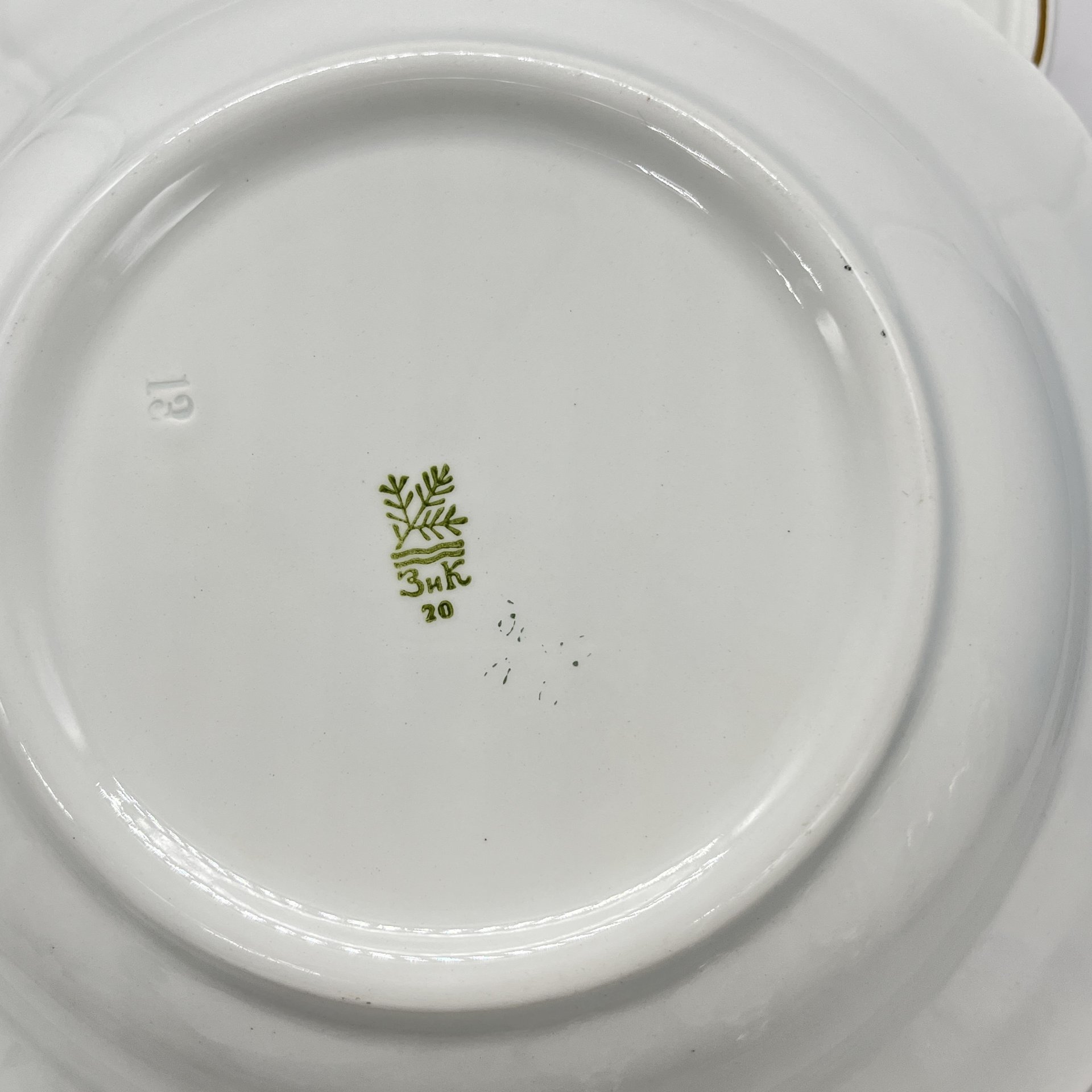 Набор из 3 суповых тарелок с фигурным краем и декором в виде золотой каймы, фаянс, золочение, Конаковский фаянсовый завод им. М.И. Калинина (ЗиК Конаково), СССР, 1960-1990 гг.
