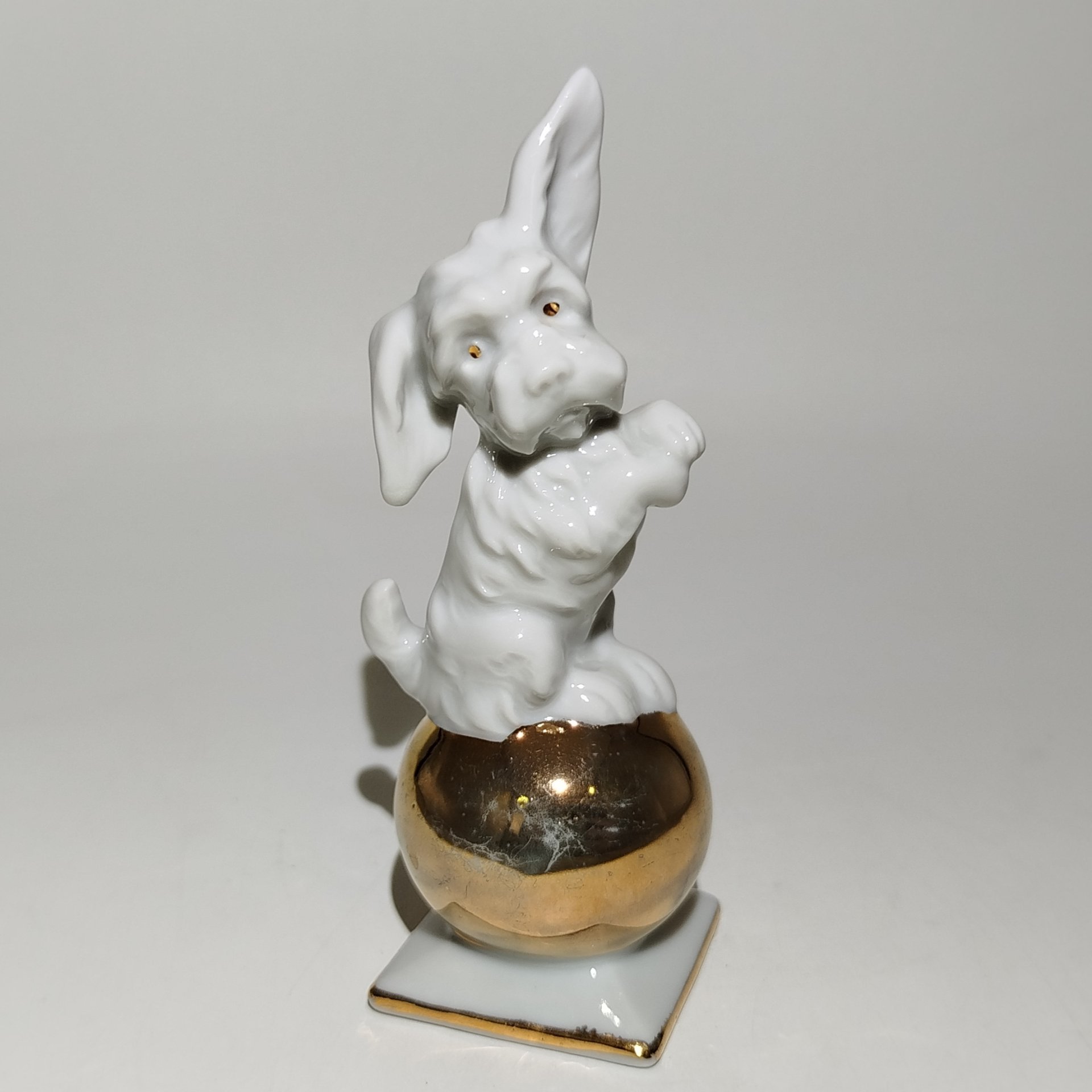 Статуэтка "Собака на шаре", фарфор, золочение, Германия, 1960-1990 гг.