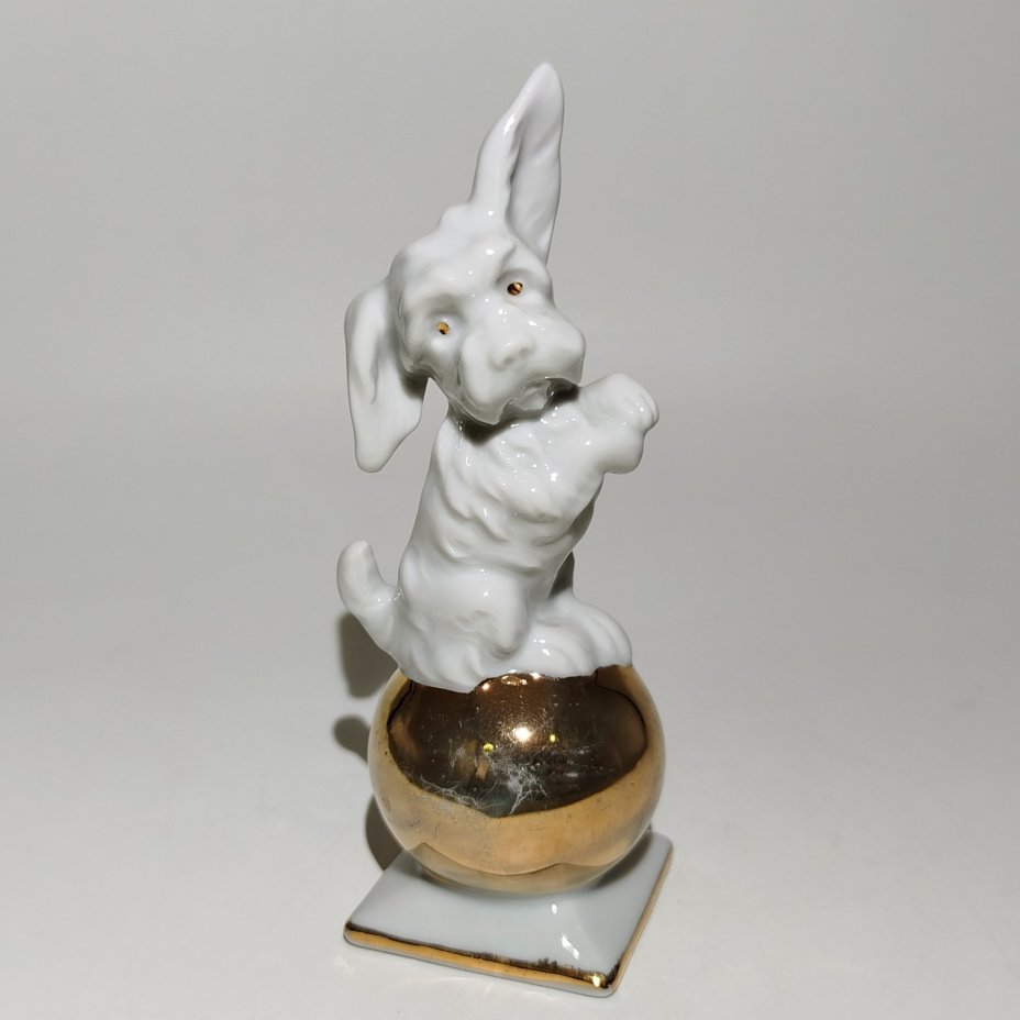 Статуэтка "Собака на шаре", фарфор, золочение, Германия, 1960-1990 гг.