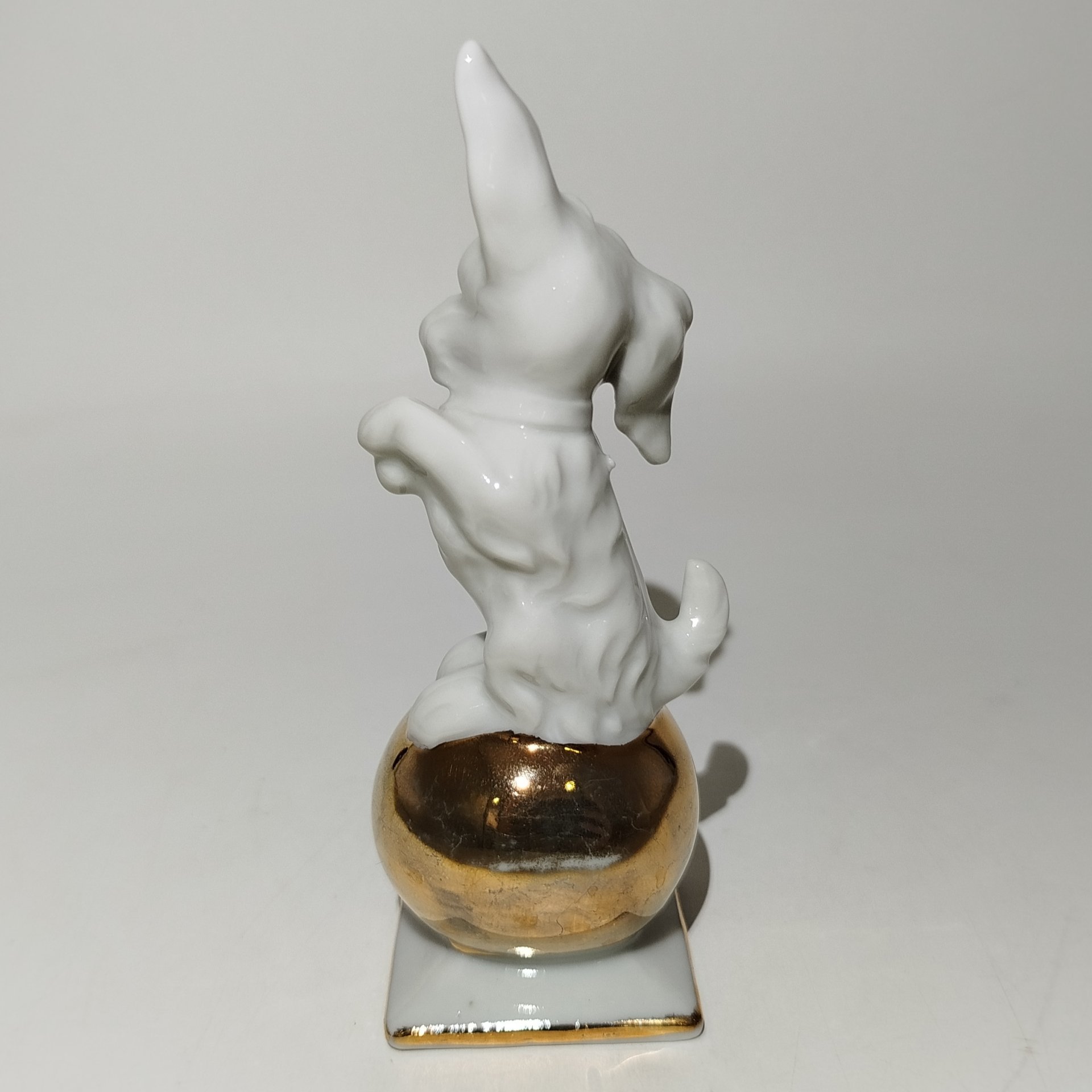 Статуэтка "Собака на шаре", фарфор, золочение, Германия, 1960-1990 гг.