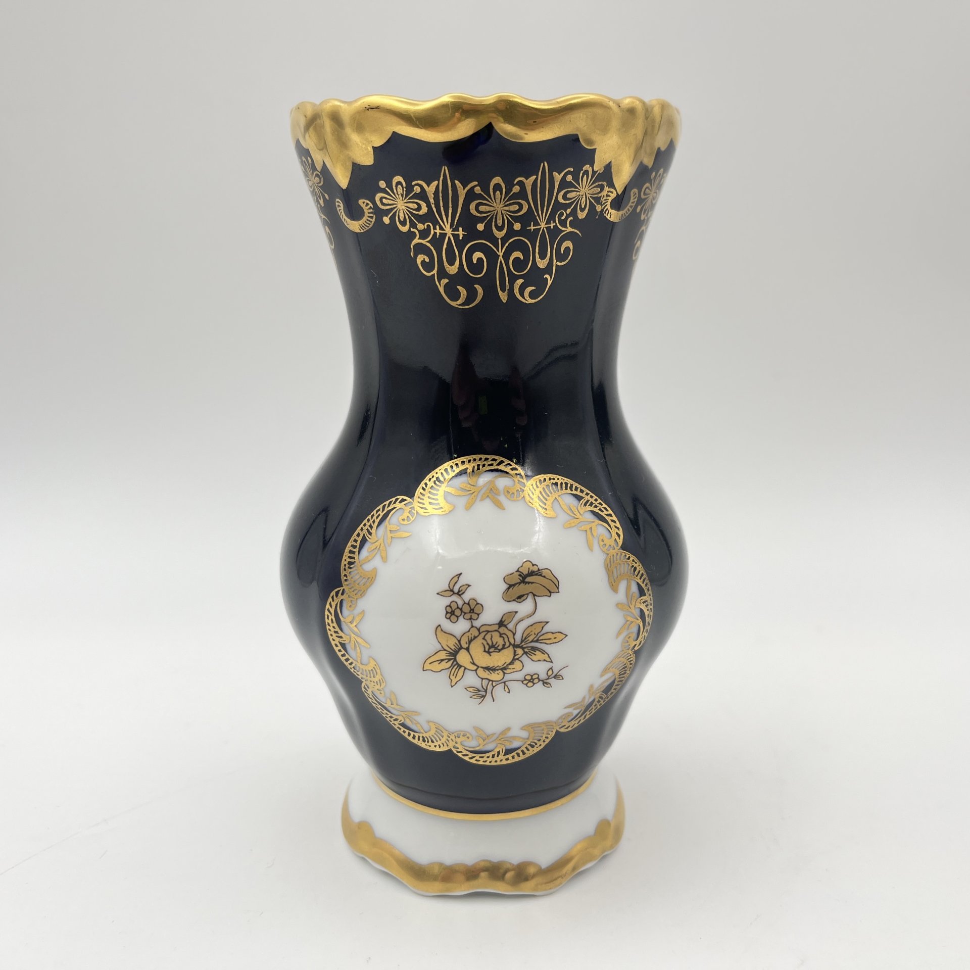 Ваза для небольшого букета кобальтового цвета с цветочным декором, фарфор, крытье, золочение, Weimar Porzellan (Веймарский фарфор), ГДР, 1949-1980 гг.