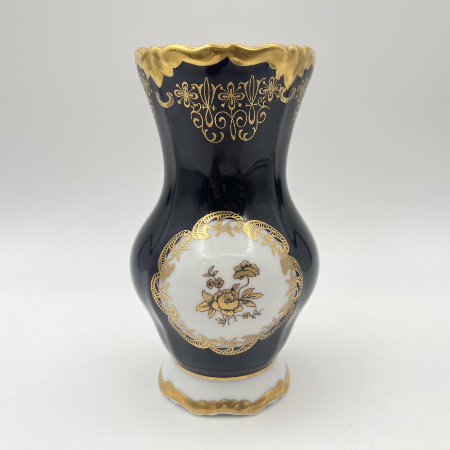 Ваза для небольшого букета кобальтового цвета с цветочным декором, фарфор, крытье, золочение, Weimar Porzellan (Веймарский фарфор), ГДР, 1949-1980 гг.