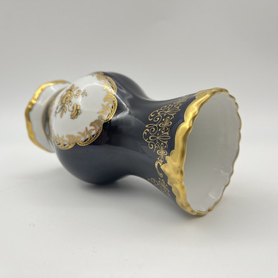 Ваза для небольшого букета кобальтового цвета с цветочным декором