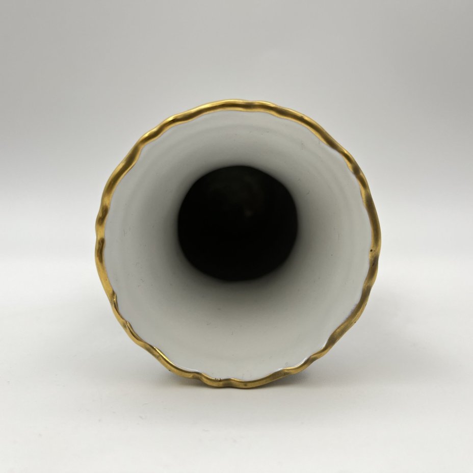 Ваза для небольшого букета кобальтового цвета с цветочным декором