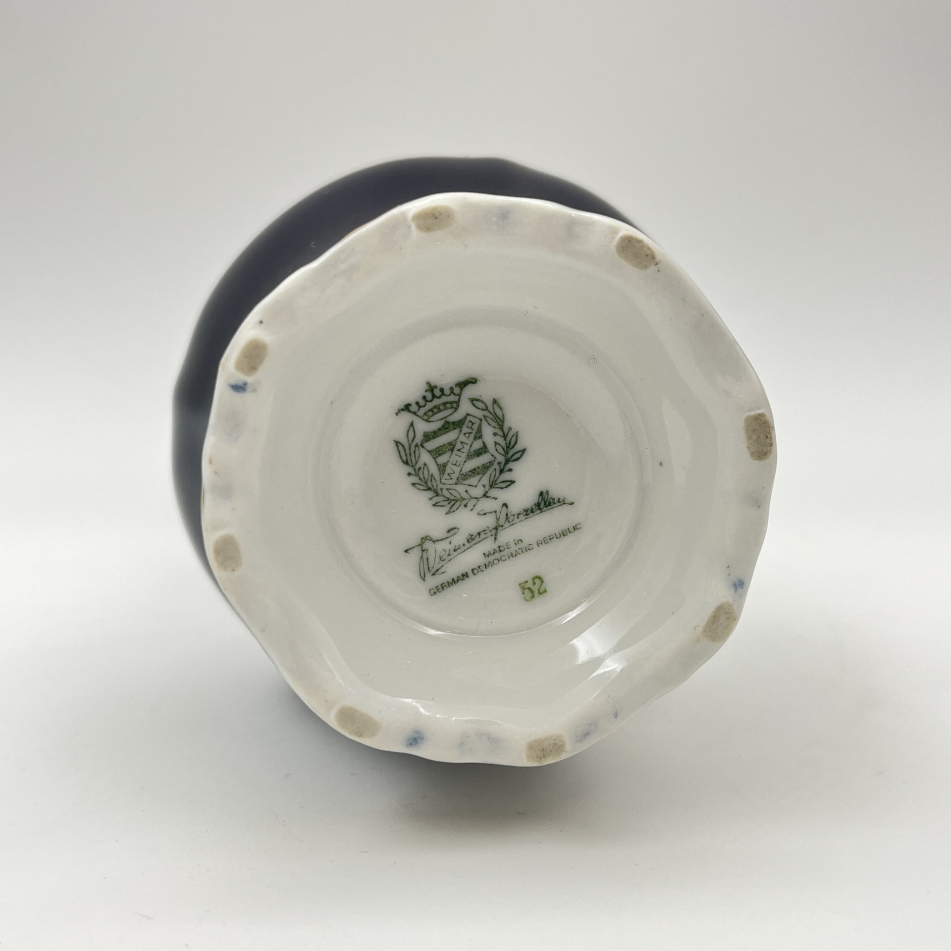 Ваза для небольшого букета кобальтового цвета с цветочным декором, фарфор, крытье, золочение, Weimar Porzellan (Веймарский фарфор), ГДР, 1949-1980 гг.