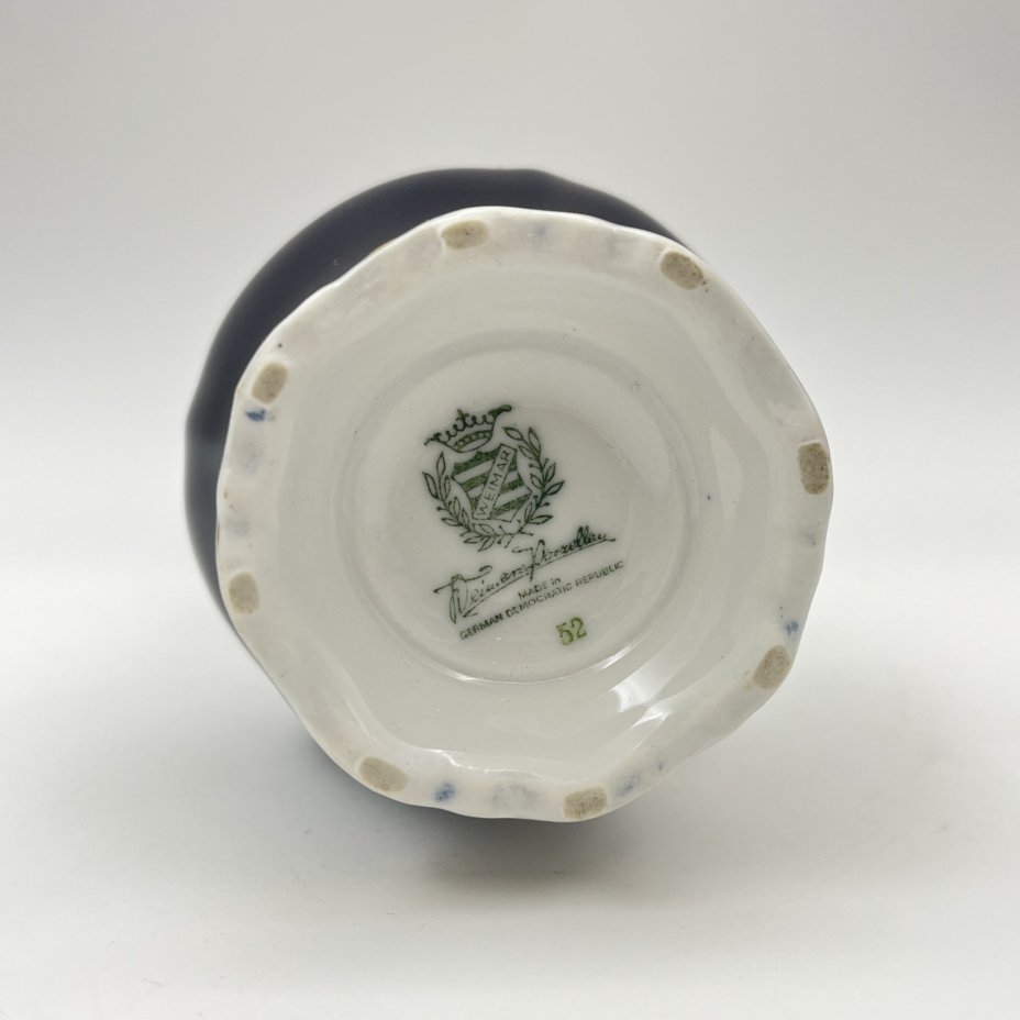 Ваза для небольшого букета кобальтового цвета с цветочным декором