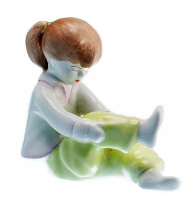 Статуэтка "Девочка за примеркой", фарфор, роспись, мануфактура "Аquincum porcelain", Венгрия, 1970-1990 гг.