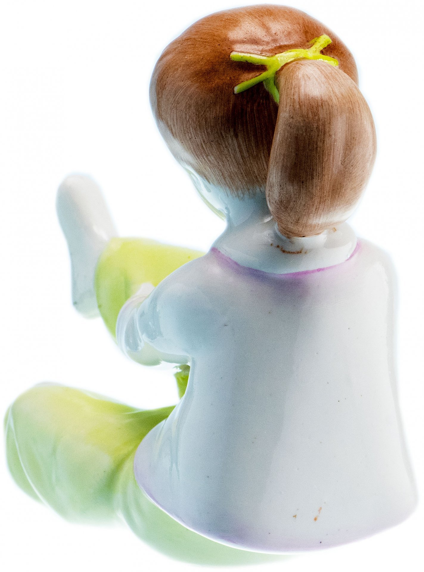 Статуэтка "Девочка за примеркой", фарфор, роспись, мануфактура "Аquincum porcelain", Венгрия, 1970-1990 гг.