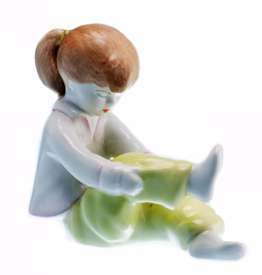 Статуэтка "Девочка за примеркой", фарфор, роспись, мануфактура "Аquincum porcelain", Венгрия, 1970-1990 гг.