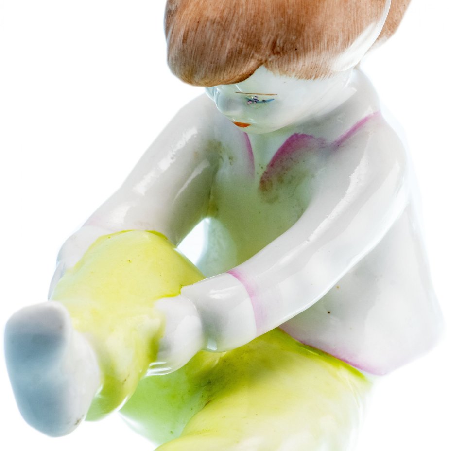 Статуэтка "Девочка за примеркой", фарфор, роспись, мануфактура "Аquincum porcelain", Венгрия, 1970-1990 гг.