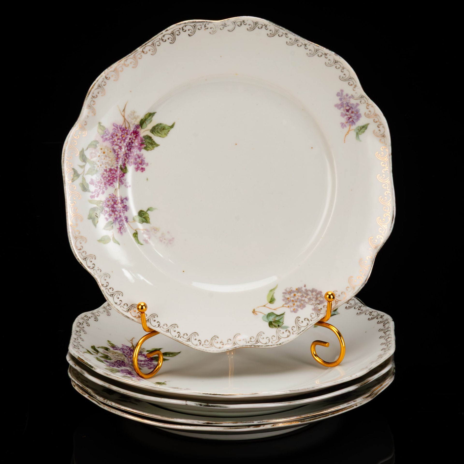 Набор обеденных тарелок из сервиза "Сирень" на 5 персон, фарфор, деколь с прорисовкой, золочение, Фарфоровый завод «Пролетарий» (Бронница, Мста), СССР, 1927-1930 гг.