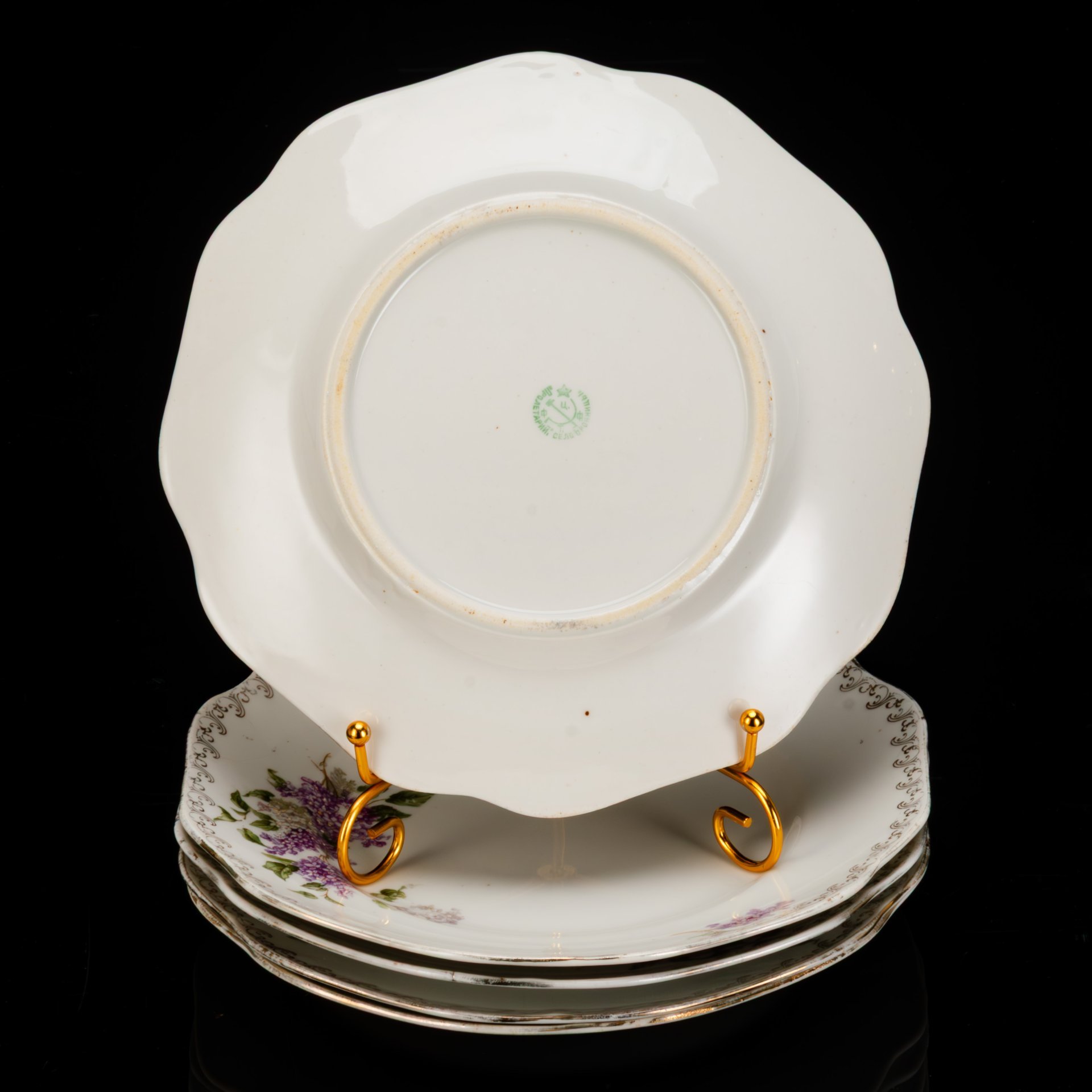 Набор обеденных тарелок из сервиза "Сирень" на 5 персон, фарфор, деколь с прорисовкой, золочение, Фарфоровый завод «Пролетарий» (Бронница, Мста), СССР, 1927-1930 гг.