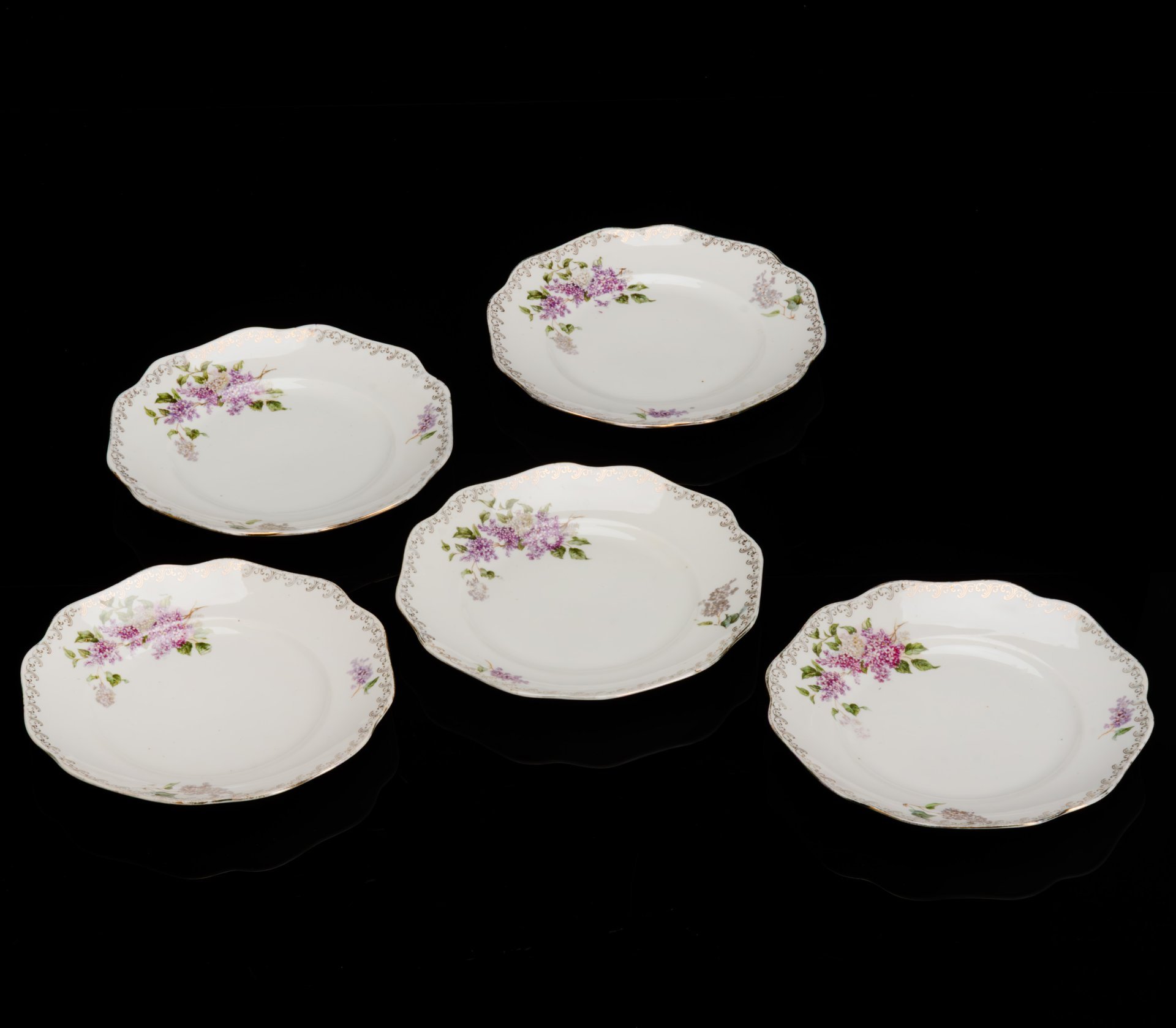 Набор обеденных тарелок из сервиза "Сирень" на 5 персон, фарфор, деколь с прорисовкой, золочение, Фарфоровый завод «Пролетарий» (Бронница, Мста), СССР, 1927-1930 гг.