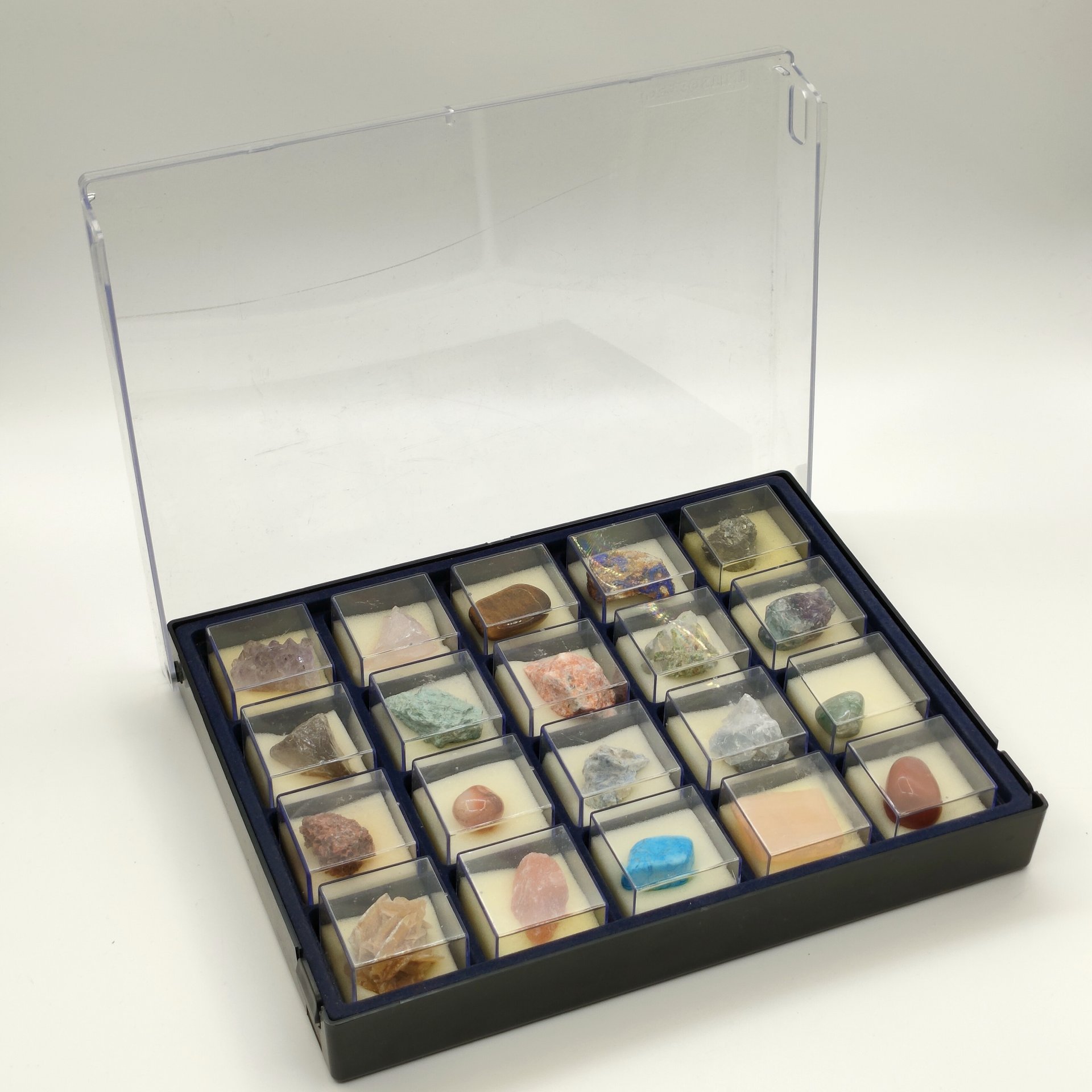 Коллекция из 20 минералов «Минералы: Подземные Богатства», издательство "Де Агостини" в сотрудничестве с Государственным геологическим музеем им. В.И. Вернадского, минеральные камни, композитный материал (кейс), Российская Федерация, 2010-2020 гг.