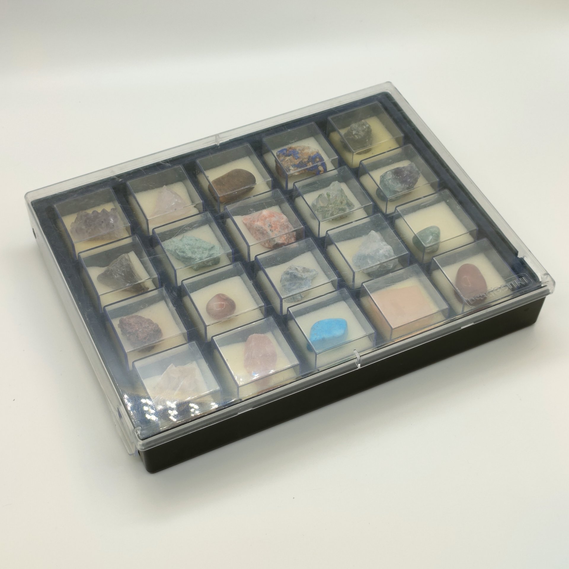 Коллекция из 20 минералов «Минералы: Подземные Богатства», издательство "Де Агостини" в сотрудничестве с Государственным геологическим музеем им. В.И. Вернадского, минеральные камни, композитный материал (кейс), Российская Федерация, 2010-2020 гг.