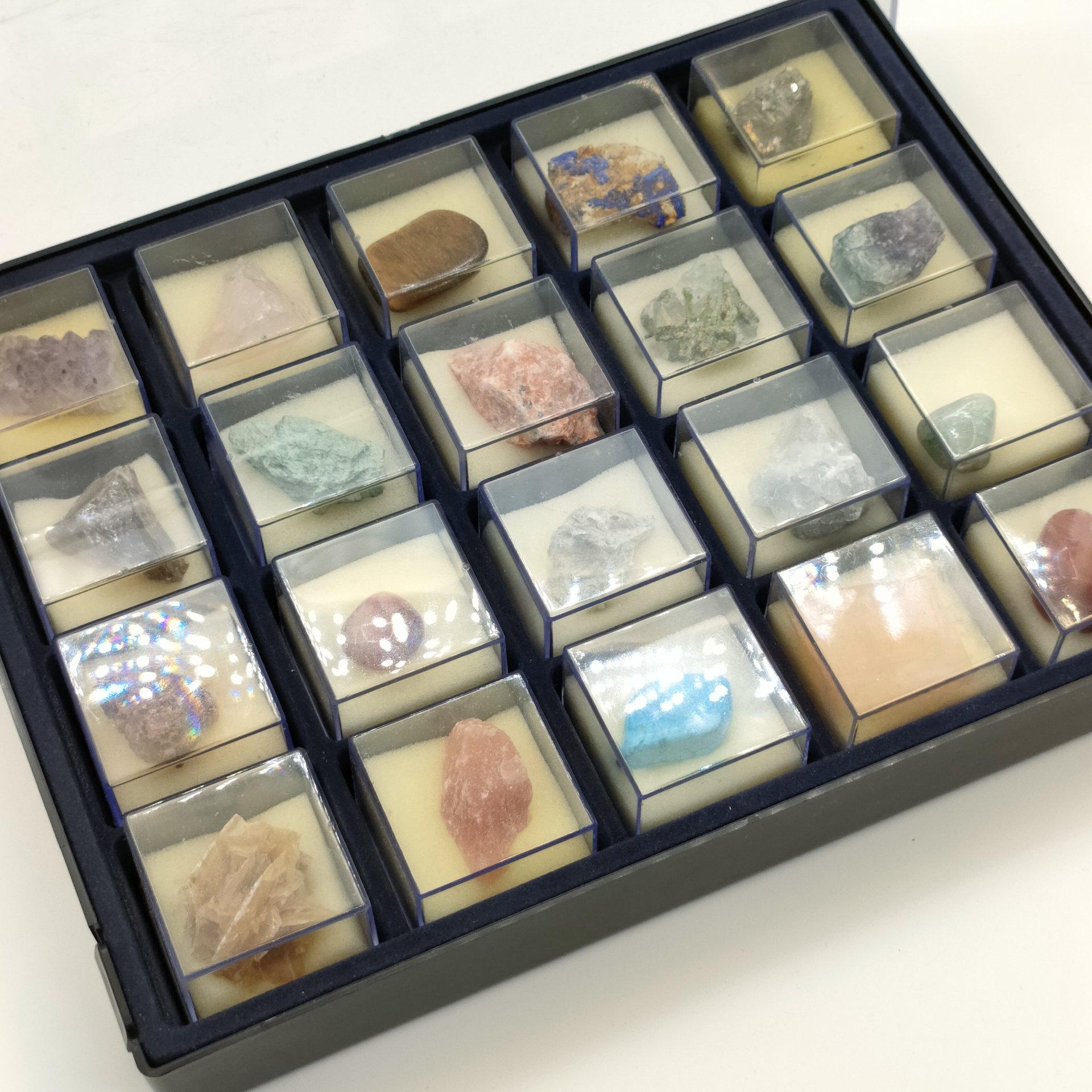 Коллекция из 20 минералов «Минералы: Подземные Богатства», издательство "Де Агостини" в сотрудничестве с Государственным геологическим музеем им. В.И. Вернадского, минеральные камни, композитный материал (кейс), Российская Федерация, 2010-2020 гг.