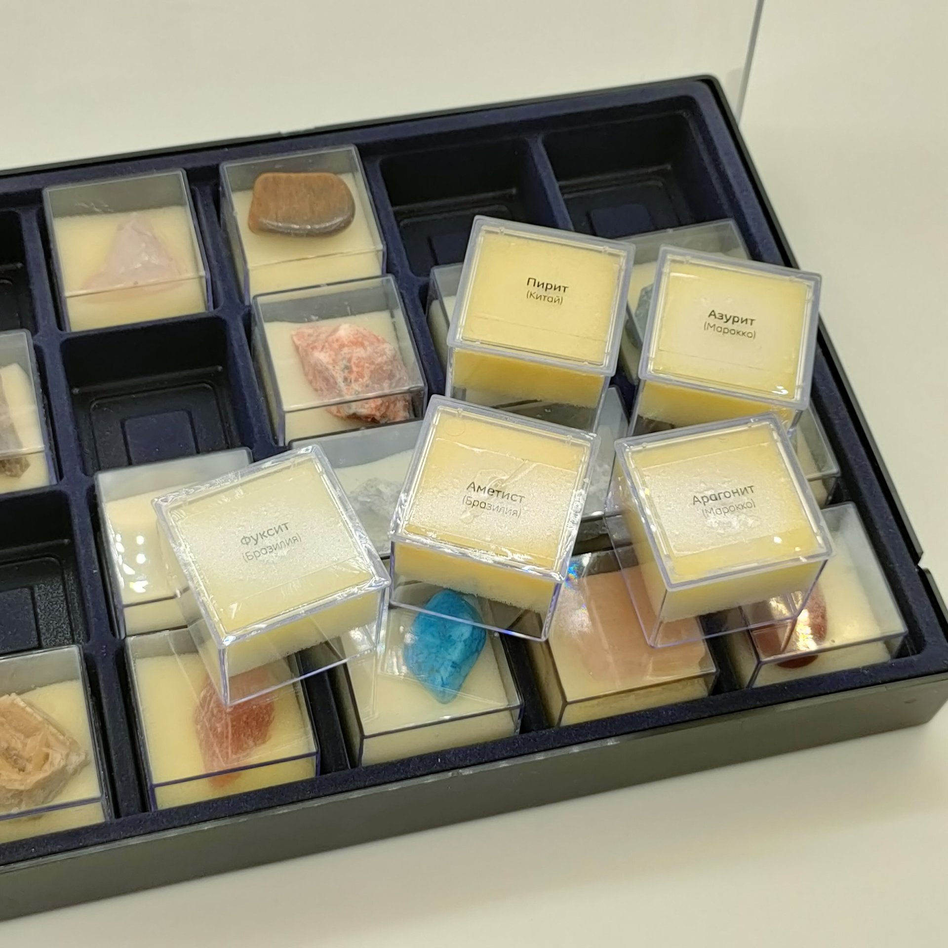 Коллекция из 20 минералов «Минералы: Подземные Богатства», издательство "Де Агостини" в сотрудничестве с Государственным геологическим музеем им. В.И. Вернадского, минеральные камни, композитный материал (кейс), Российская Федерация, 2010-2020 гг.