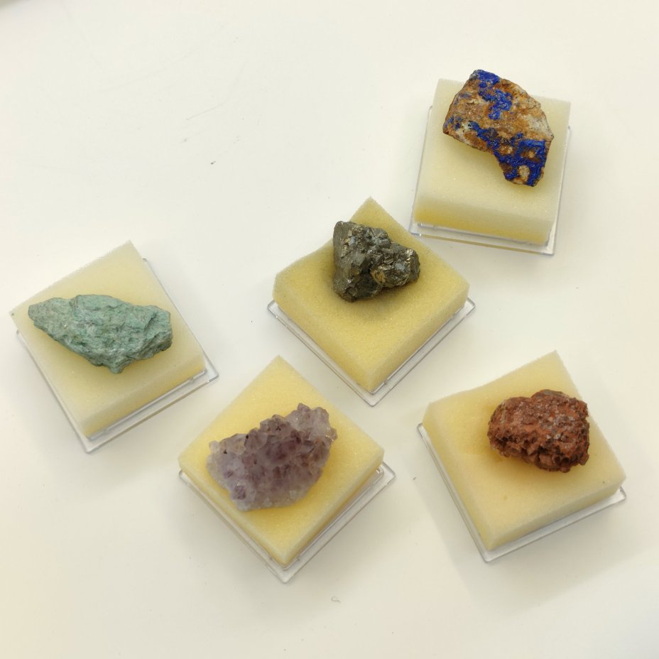 Коллекция из 20 минералов «Минералы: Подземные Богатства», издательство "Де Агостини" в сотрудничестве с Государственным геологическим музеем им. В.И. Вернадского, минеральные камни, композитный материал (кейс)