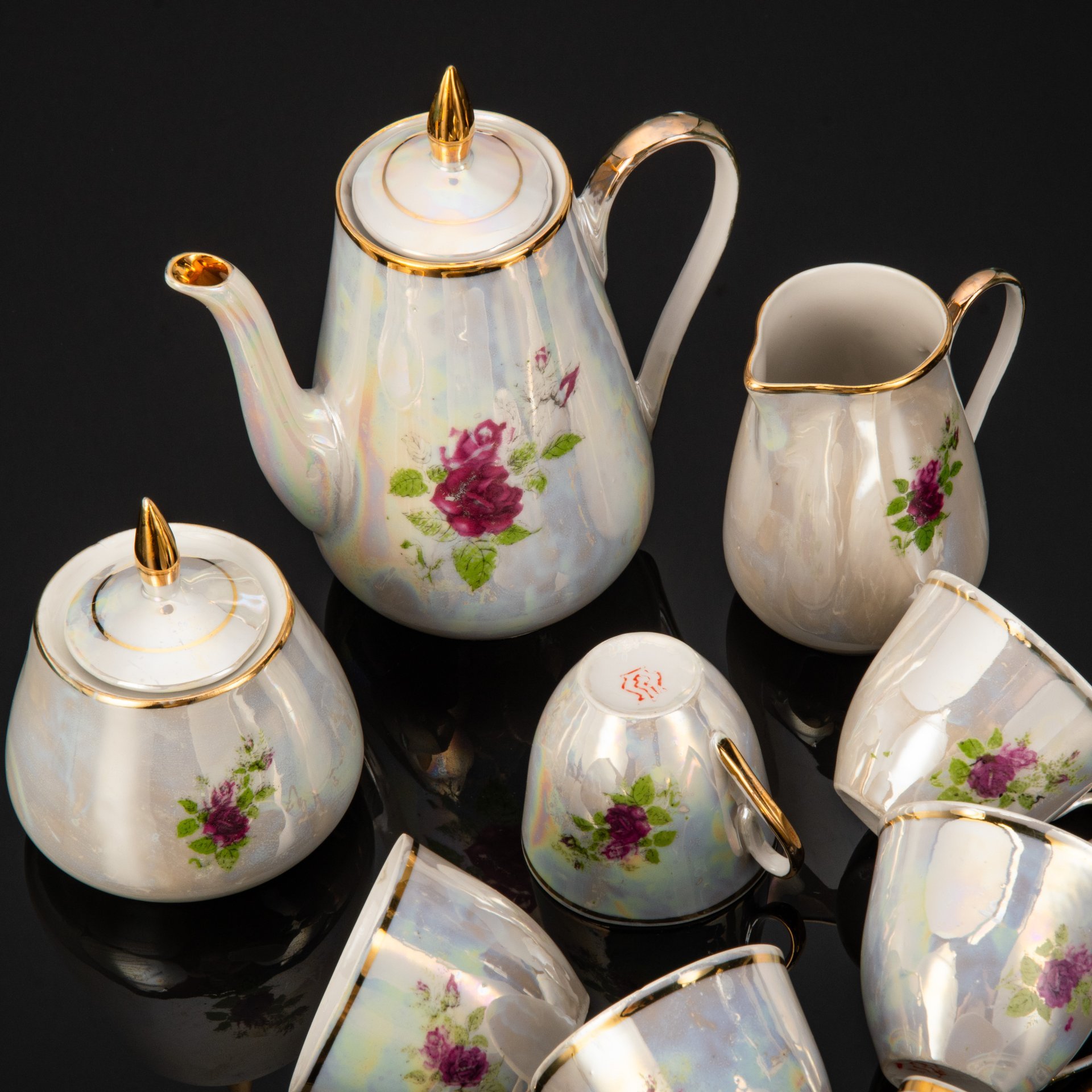 Сервиз кофейный с декором в виде роз на 6 персон (9 предметов), фарфор, деколь, люстр, золочение, Ереванский фаянсовый завод, СССР, 1960-1980 гг.