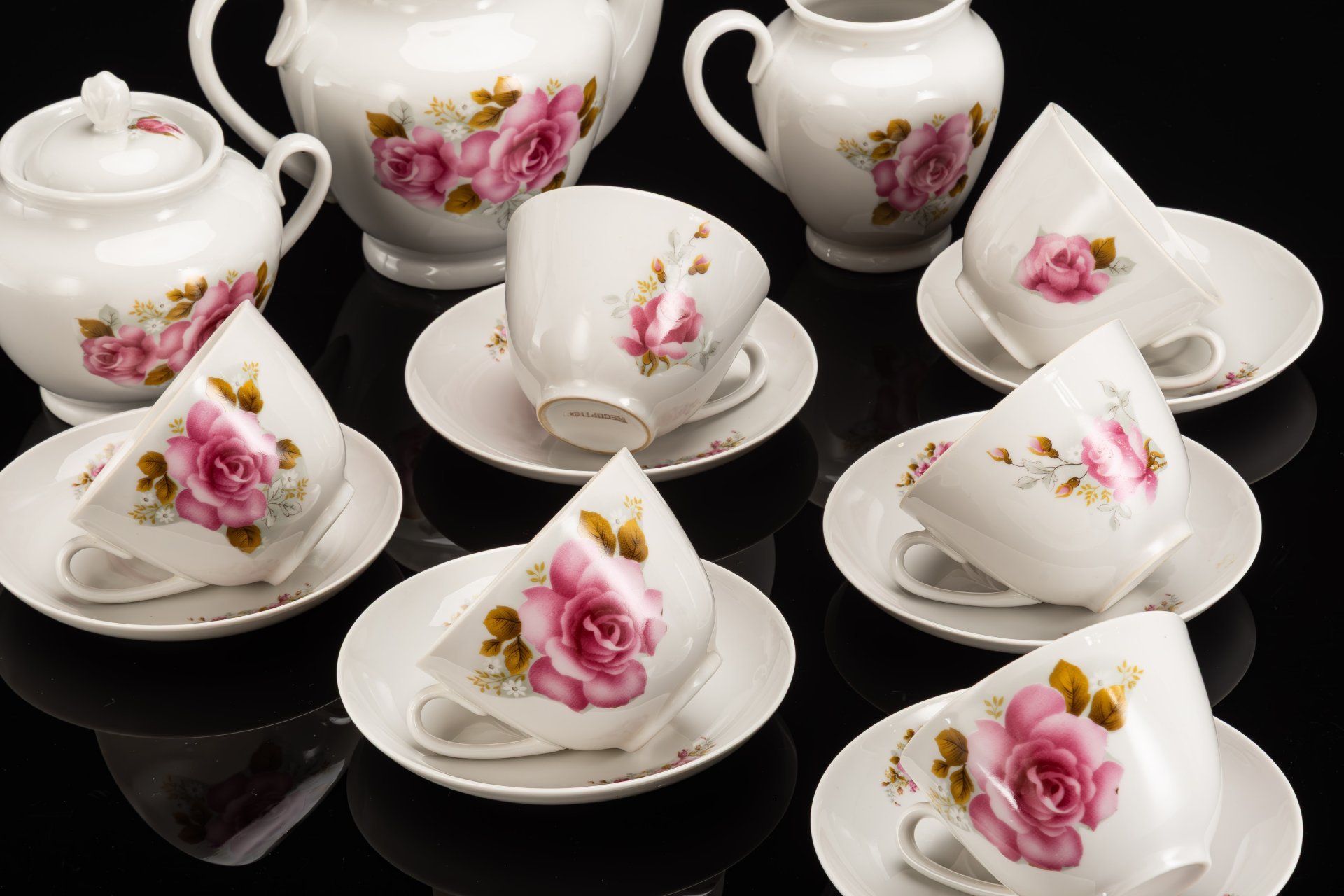 Сервиз чайный с декором в виде роз, на 6 персон (15 предметов)