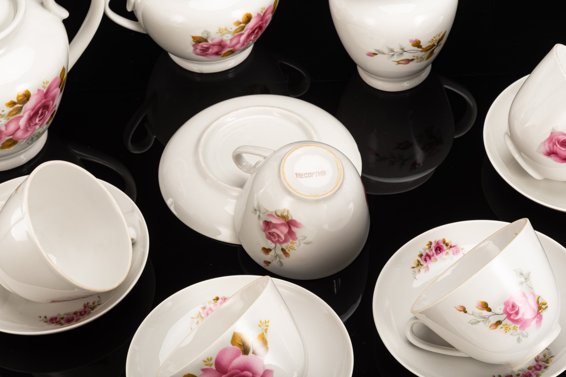 Сервиз чайный с декором в виде роз, на 6 персон (15 предметов)