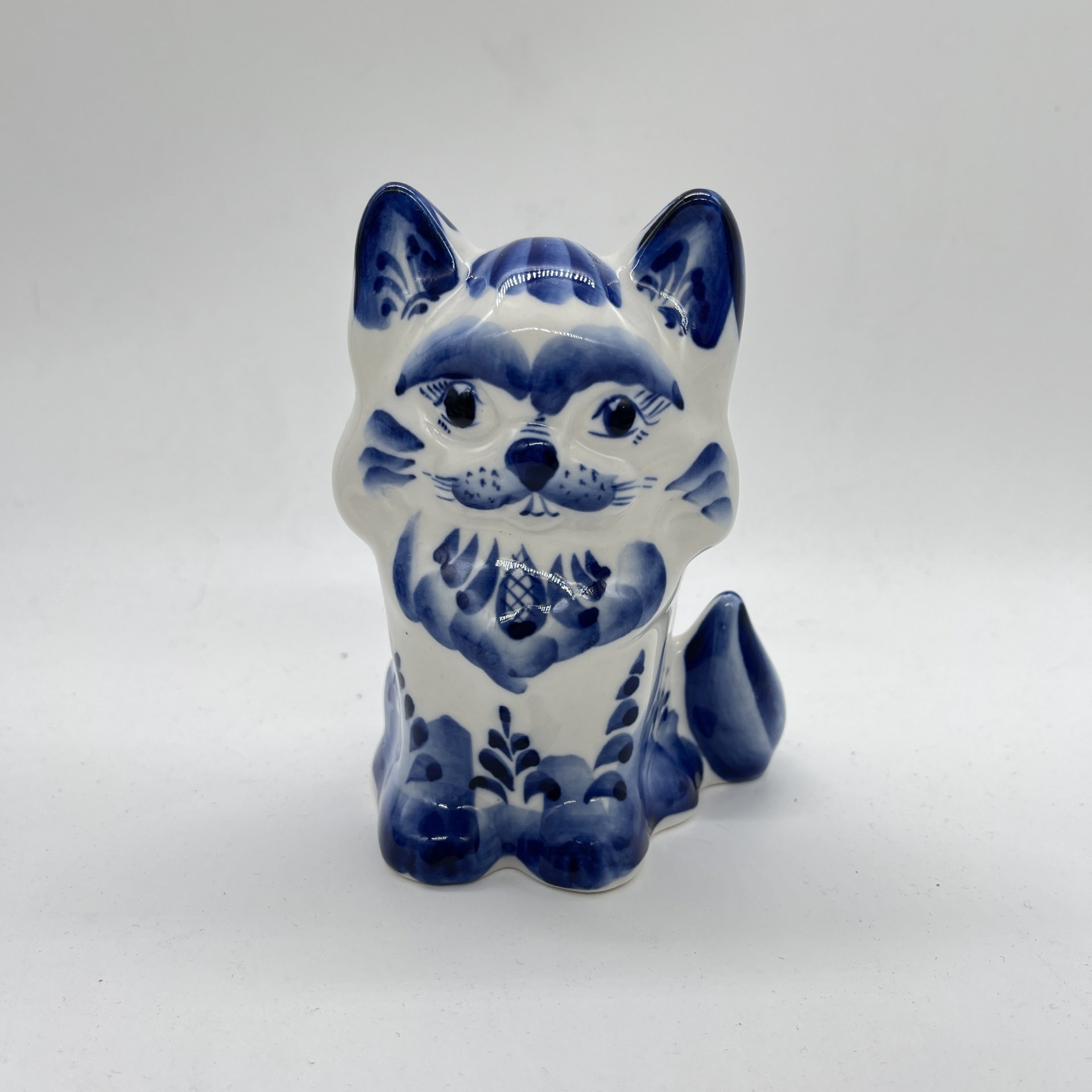 Статуэтка "Котик" с расписным декором, авт. Козырькова, фарфор, роспись, Россия, 1990-2010 гг.