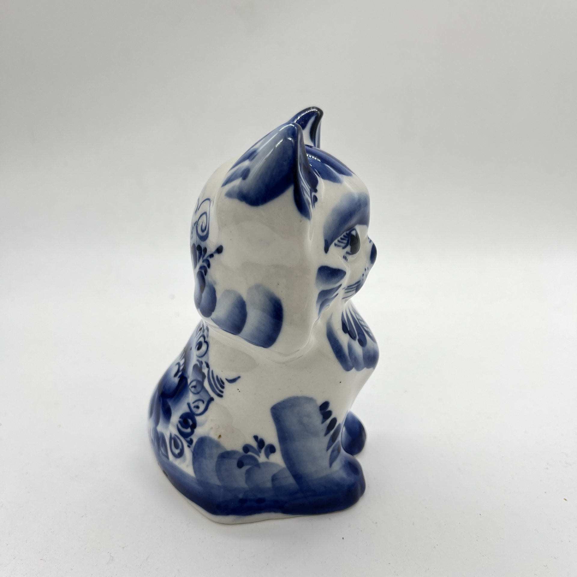 Статуэтка "Котик" с расписным декором, авт. Козырькова, фарфор, роспись, Россия, 1990-2010 гг.