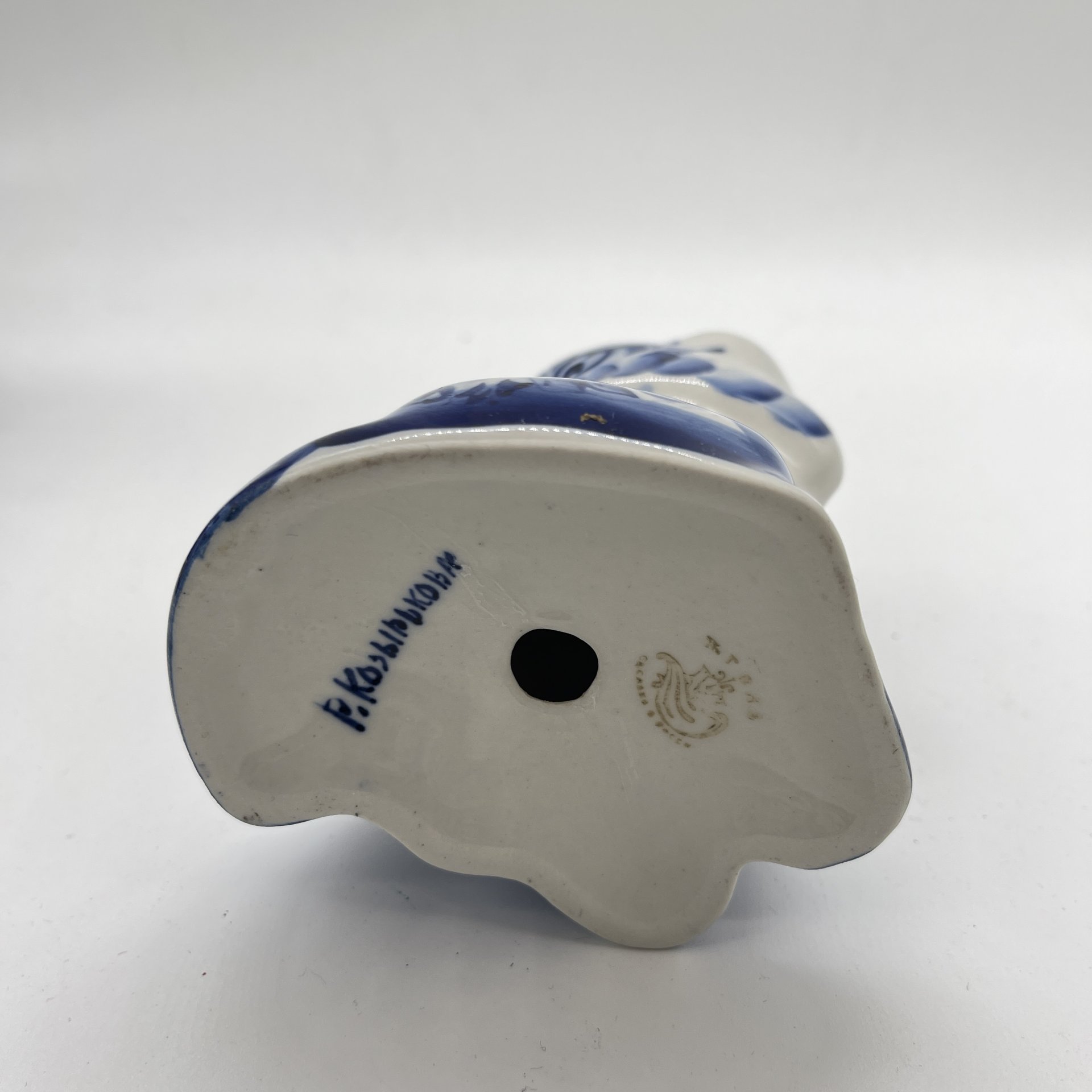 Статуэтка "Котик" с расписным декором, авт. Козырькова, фарфор, роспись, Россия, 1990-2010 гг.