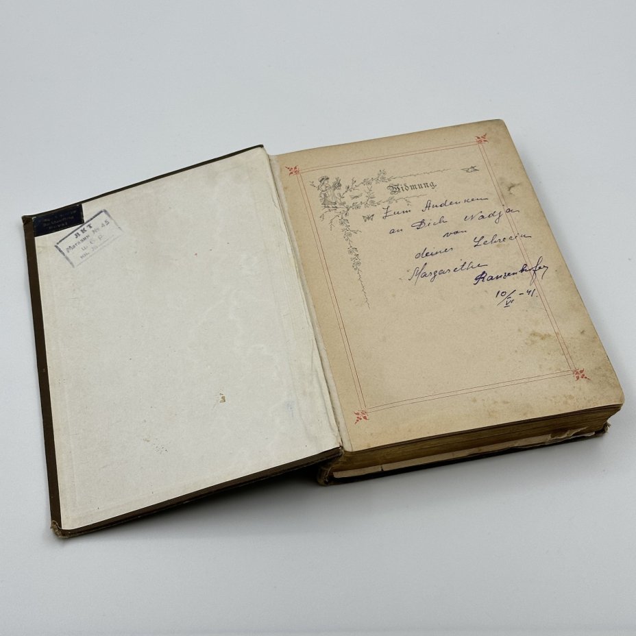 Книга "Heidenröslein: Lieder von Liebeslust und Frühlingsfreud" ("Дикая роза: песни о любви и весенней радости"), автор Karl Zettel, со штампом библиотеки Первого лагеря принудительных работ (СССР)