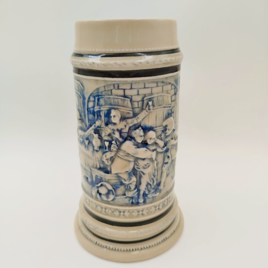 Кружка пивная со сценой в трактире