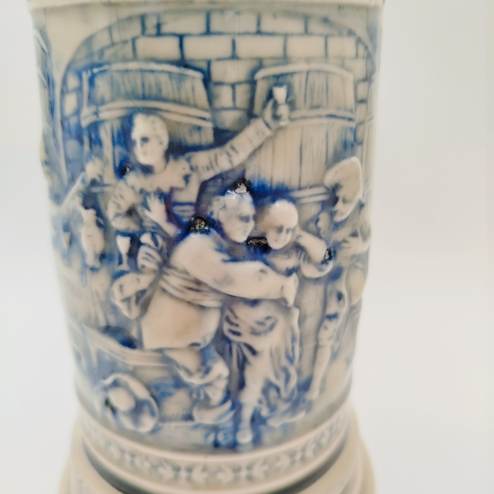 Кружка пивная со сценой в трактире, фарфор, рельеф, роспись, Германия, 1950-1990 гг.