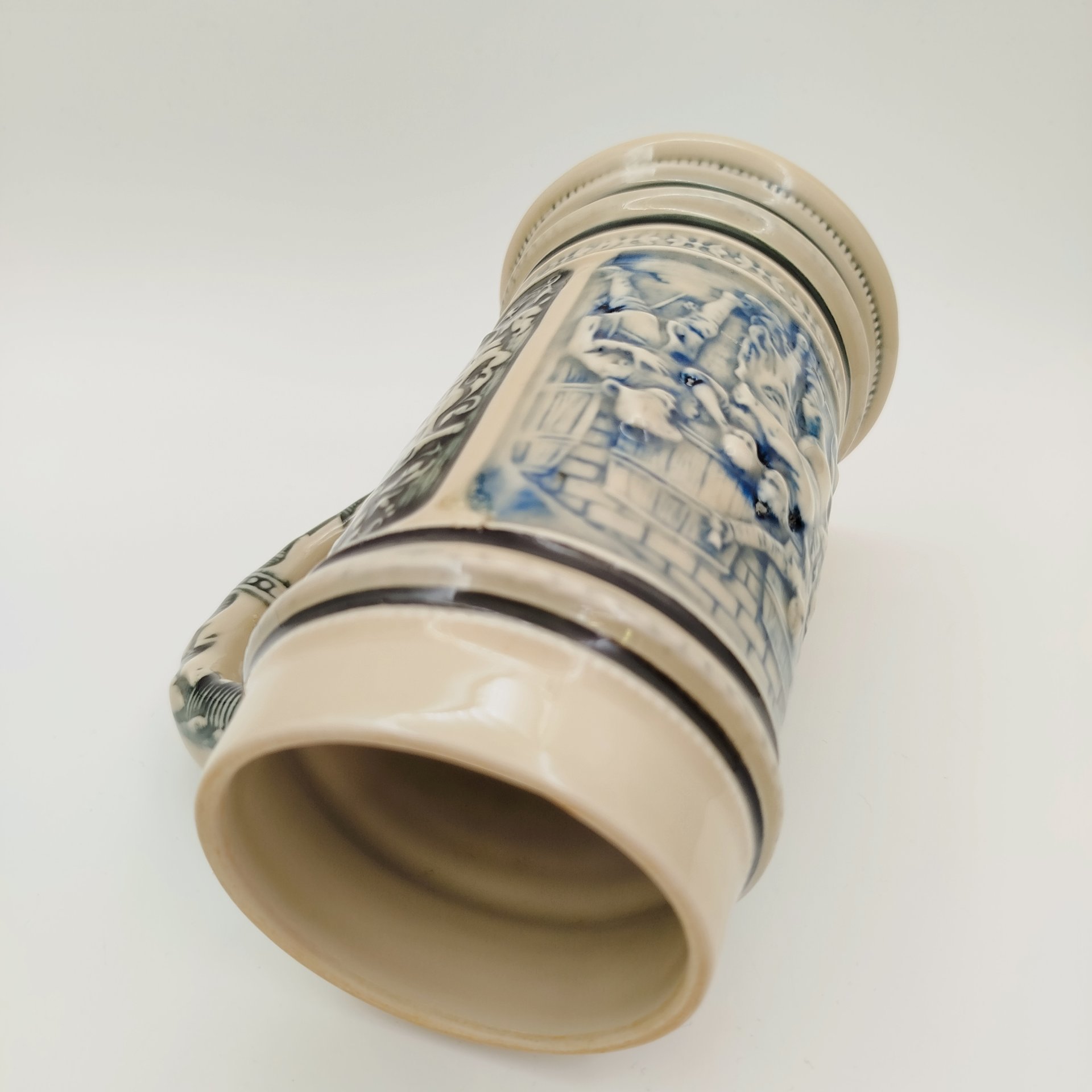 Кружка пивная со сценой в трактире, фарфор, рельеф, роспись, Германия, 1950-1990 гг.