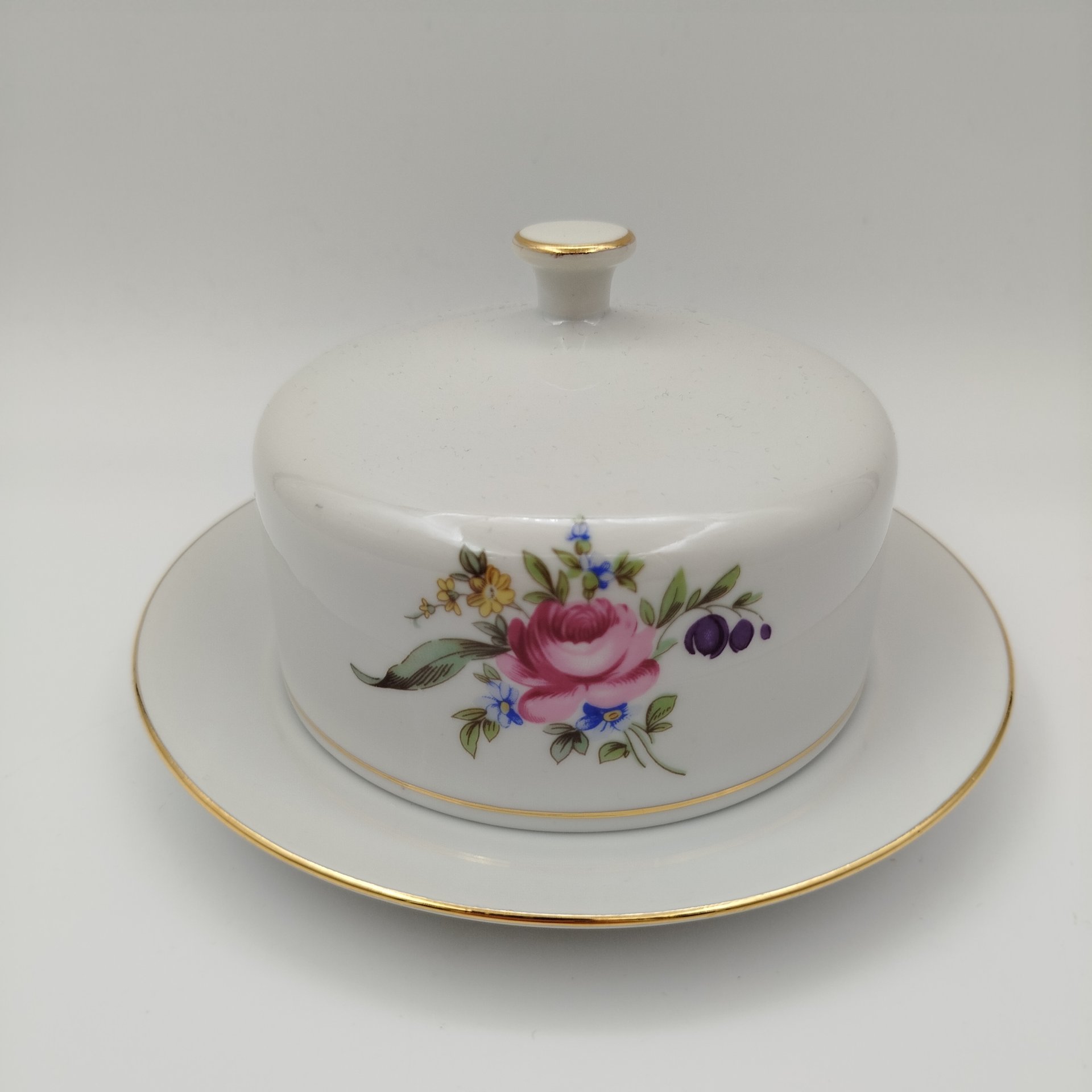 Маслёнка с цветочным декором