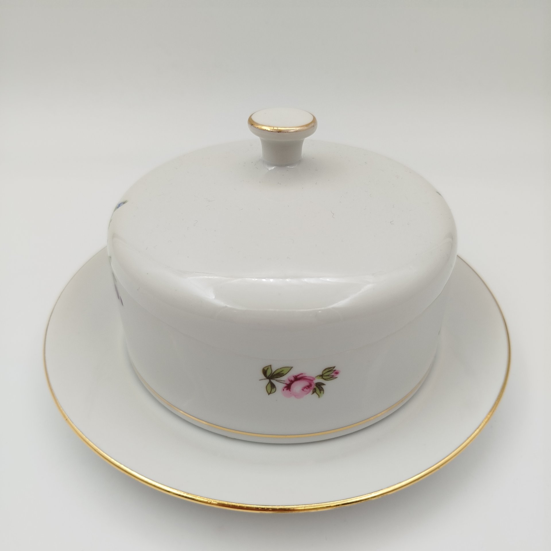 Маслёнка с цветочным декором