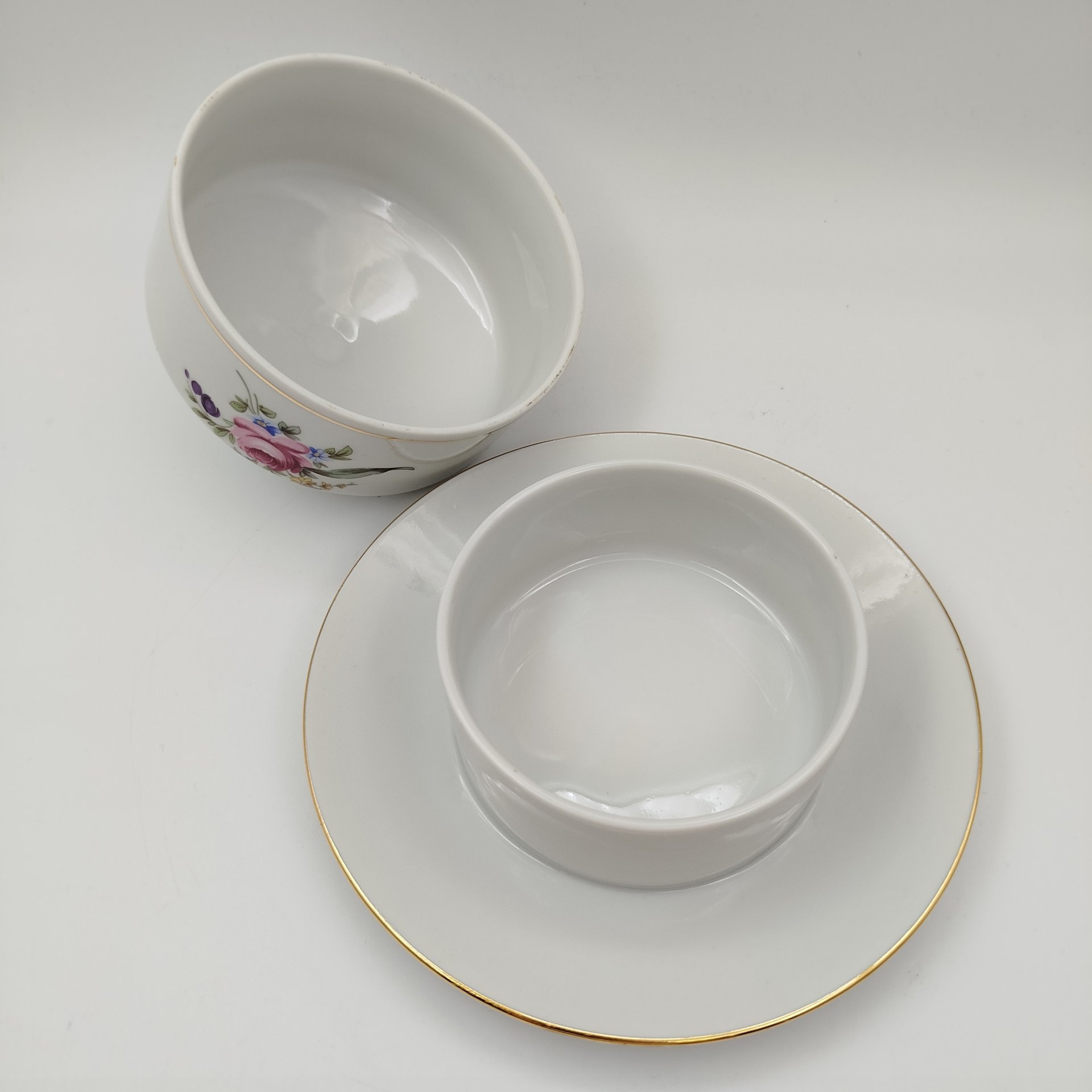 Маслёнка с цветочным декором